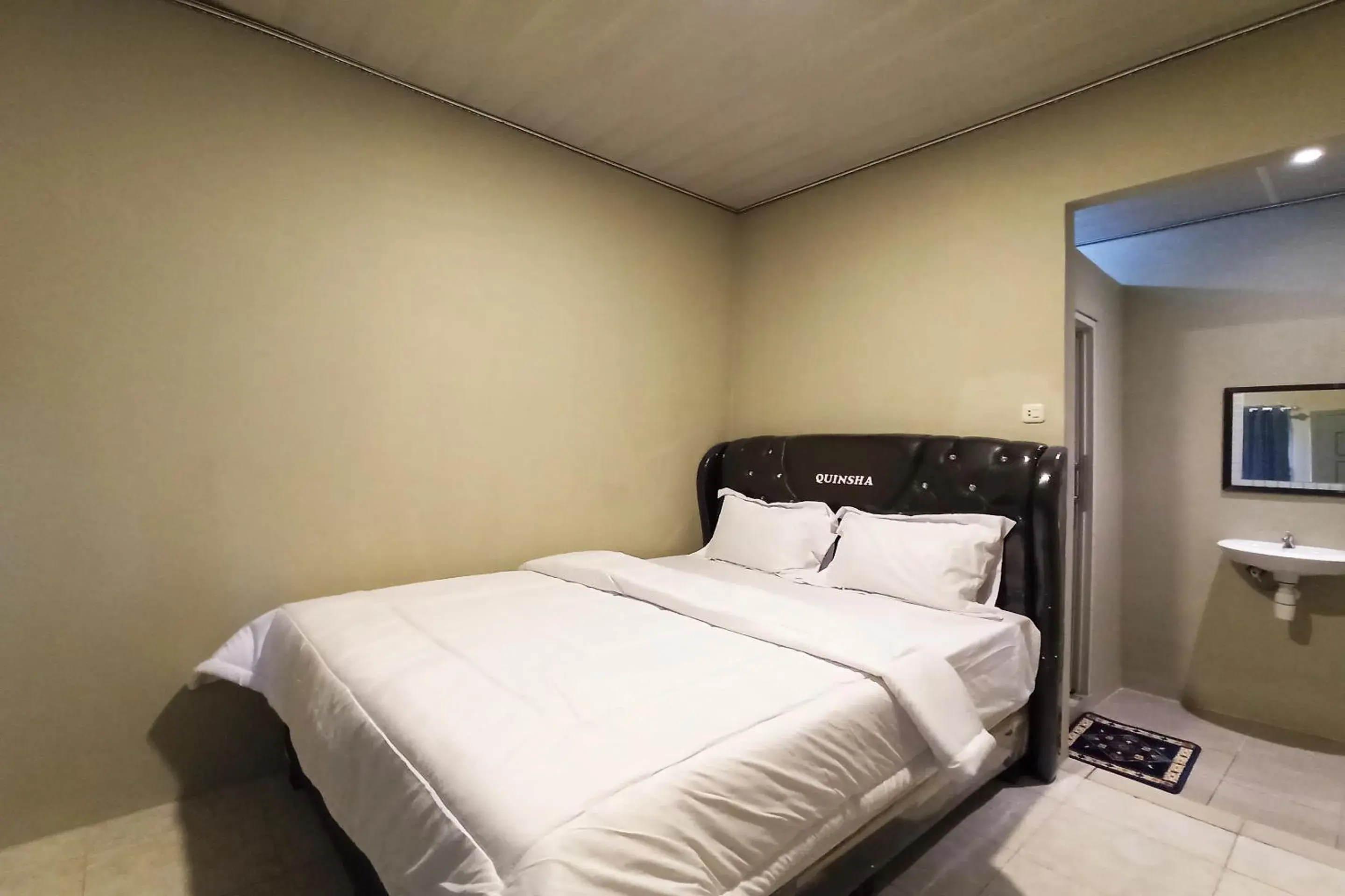 Bedroom, Bed in RedDoorz near Taman Merdeka Metro Lampung Bedroom, Bed in RedDoorz near Taman Merdeka Metro Lampung