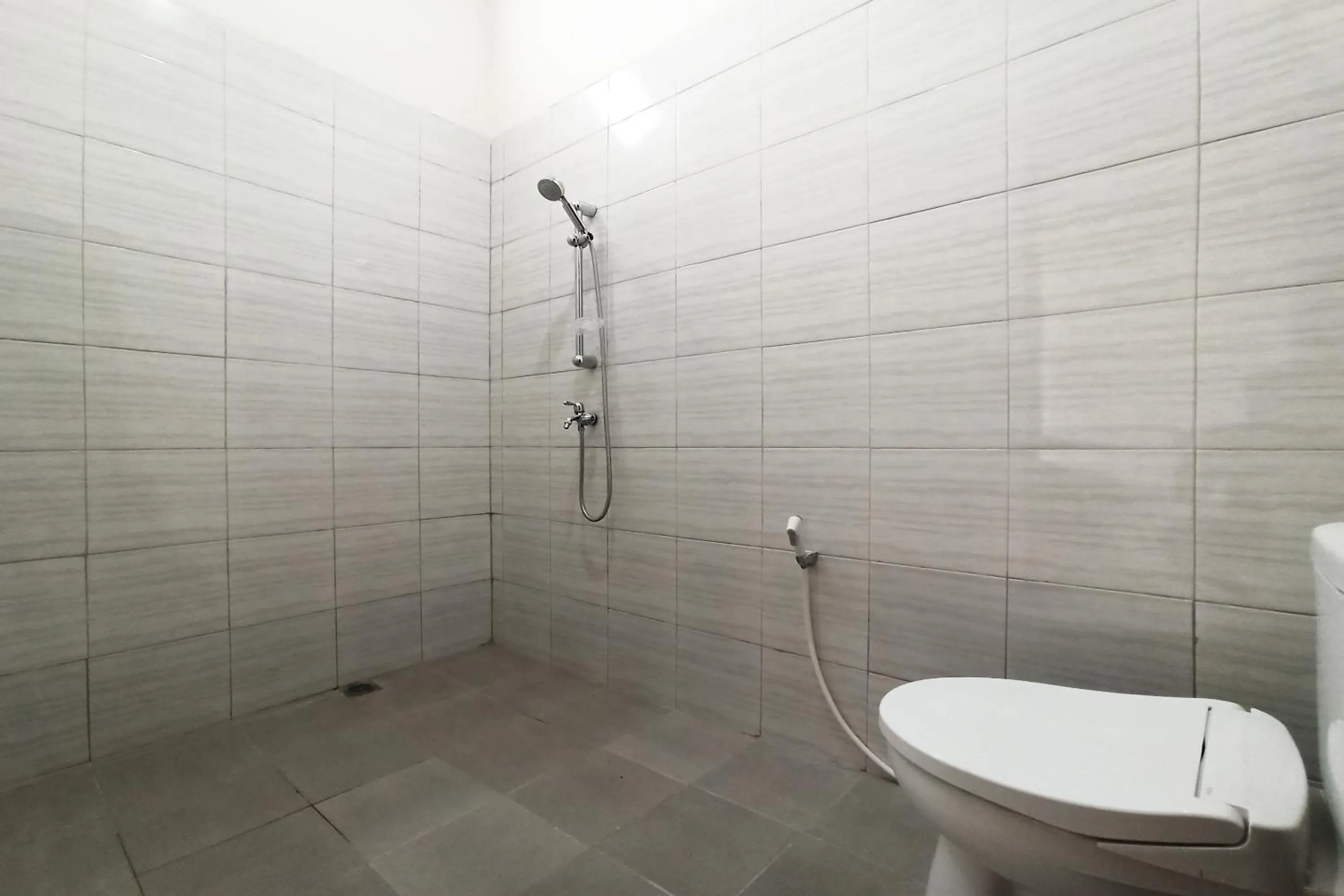 Bathroom in RedDoorz near Taman Merdeka Metro Lampung