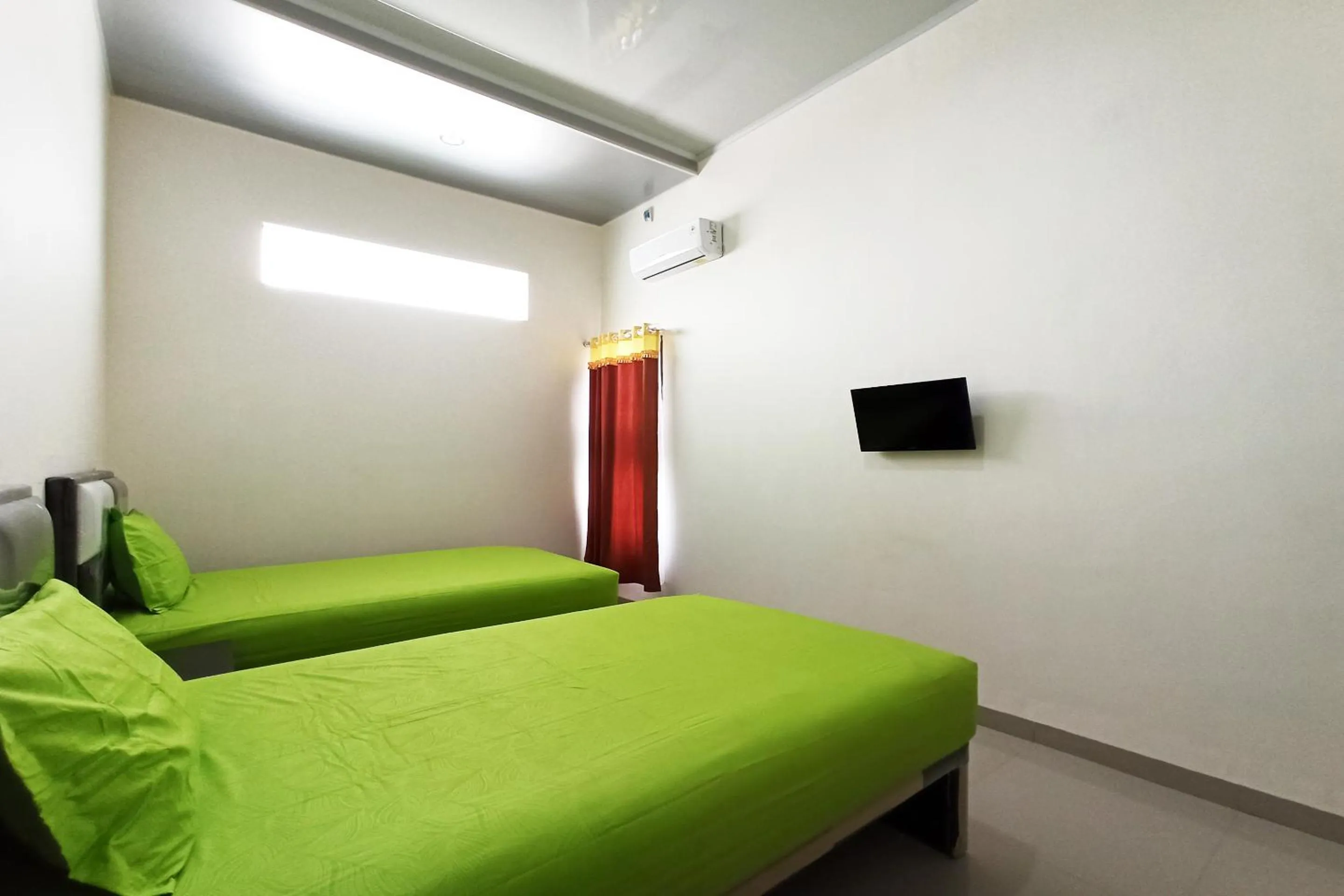 Bedroom, Bed in RedDoorz near Taman Merdeka Metro Lampung