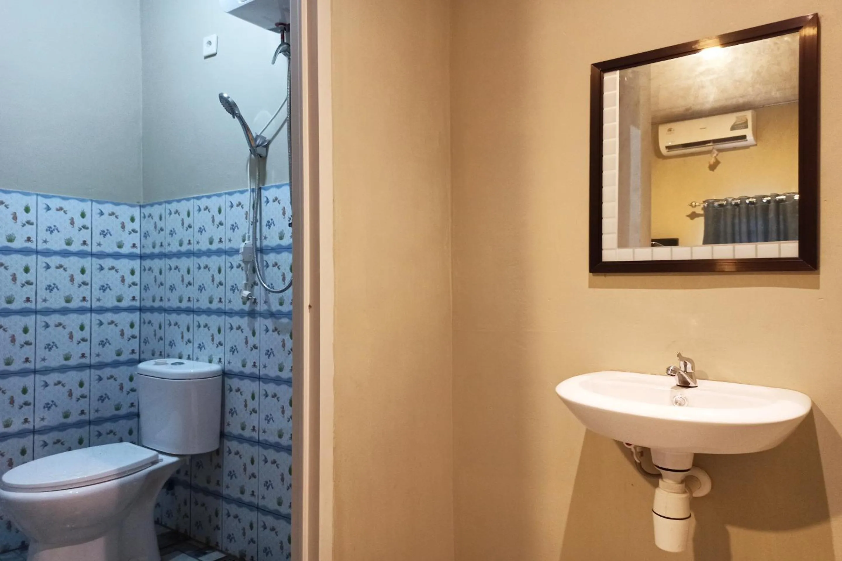 Bathroom in RedDoorz near Taman Merdeka Metro Lampung