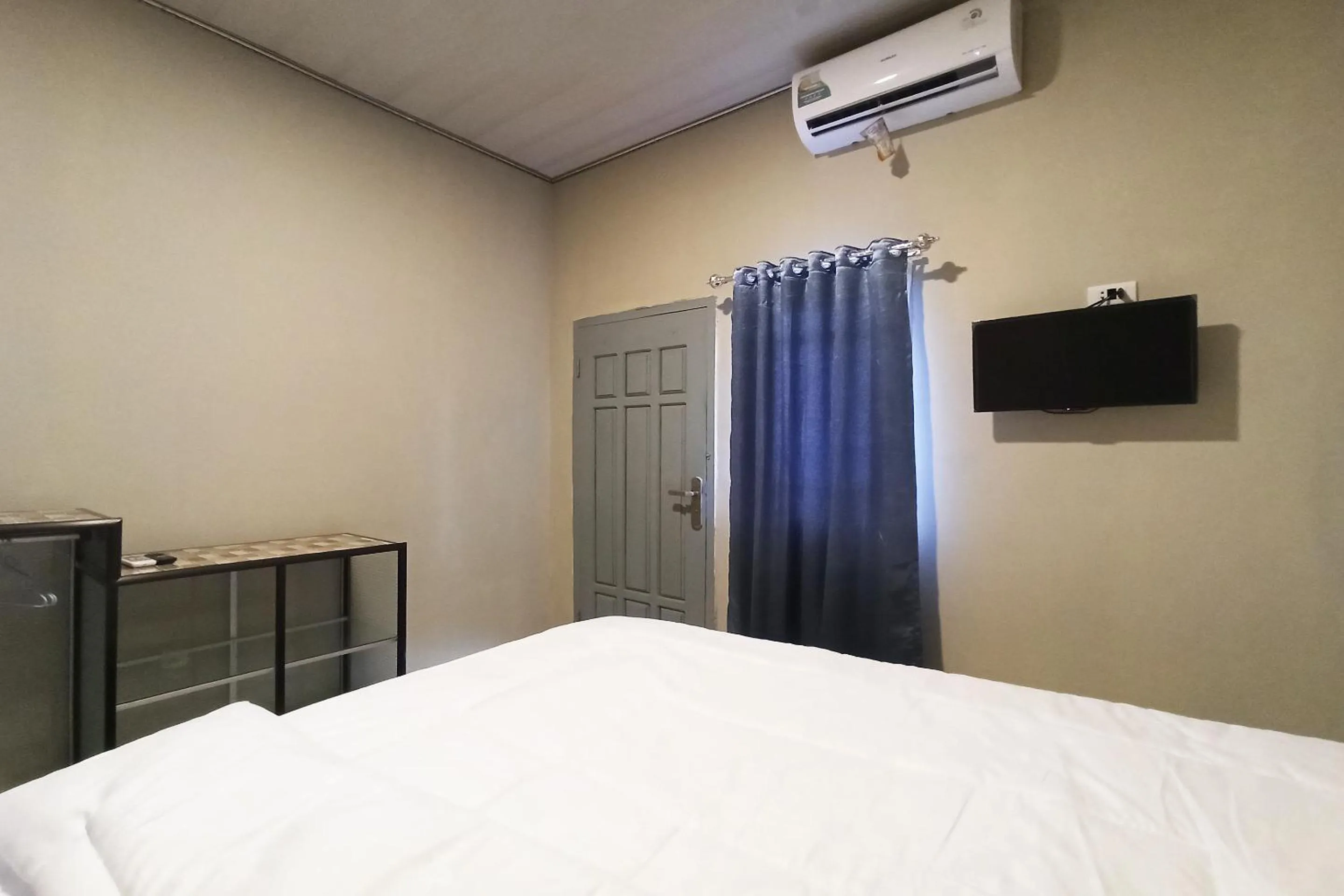 Bedroom, Bed in RedDoorz near Taman Merdeka Metro Lampung