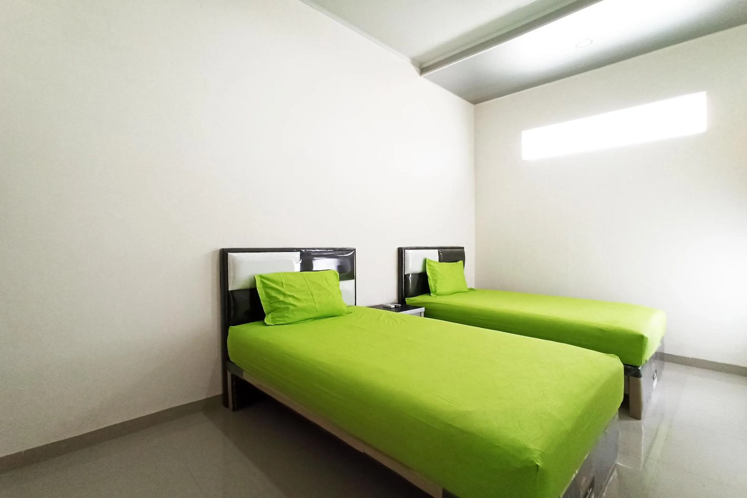Bedroom, Bed in RedDoorz near Taman Merdeka Metro Lampung