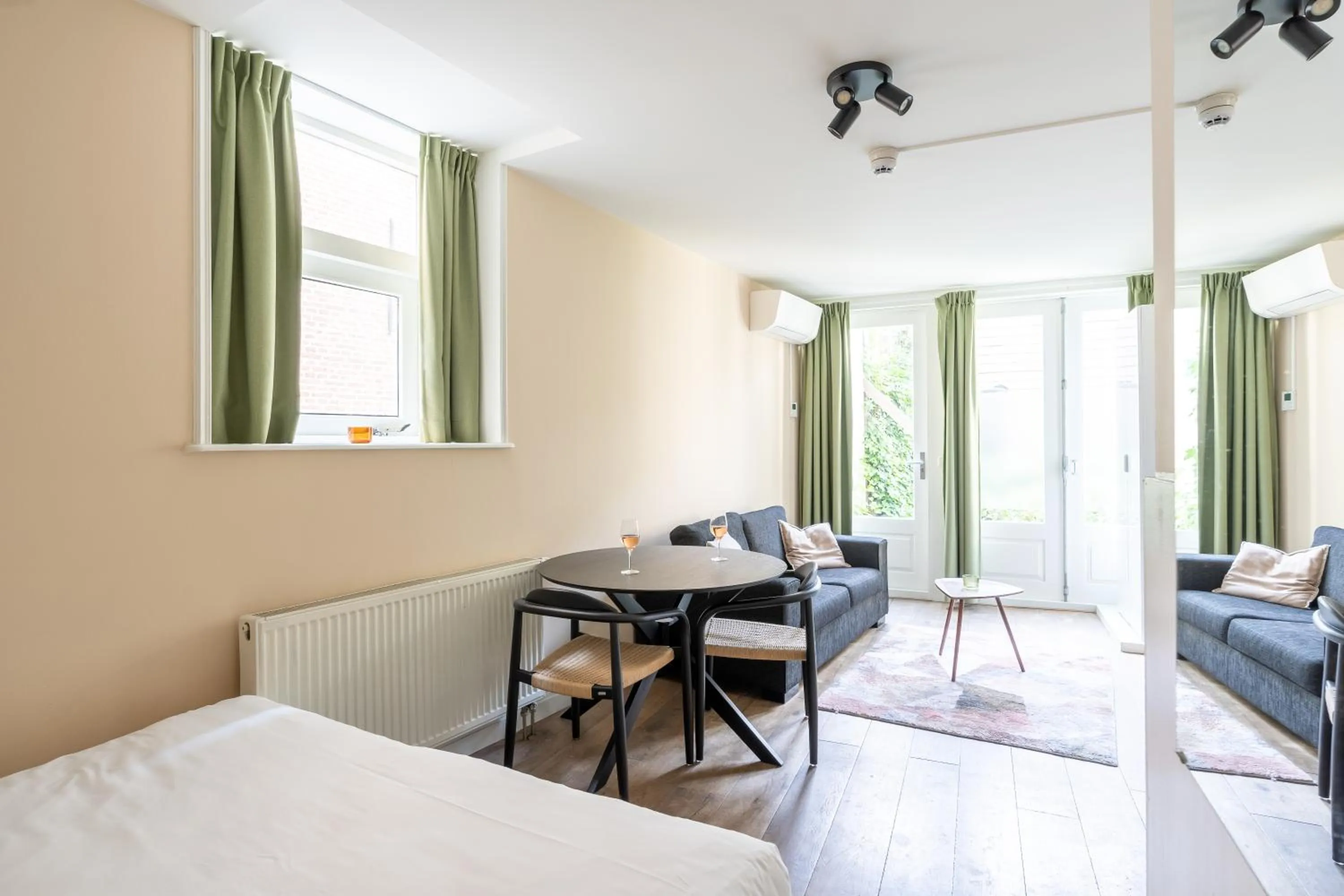 Living room, Bed in Amsterdam Dockside Flats