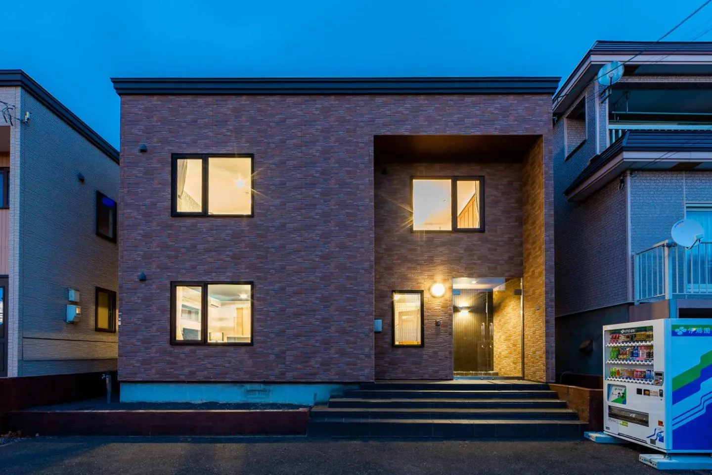 Property building in THE WORLDWIDE HOUSE