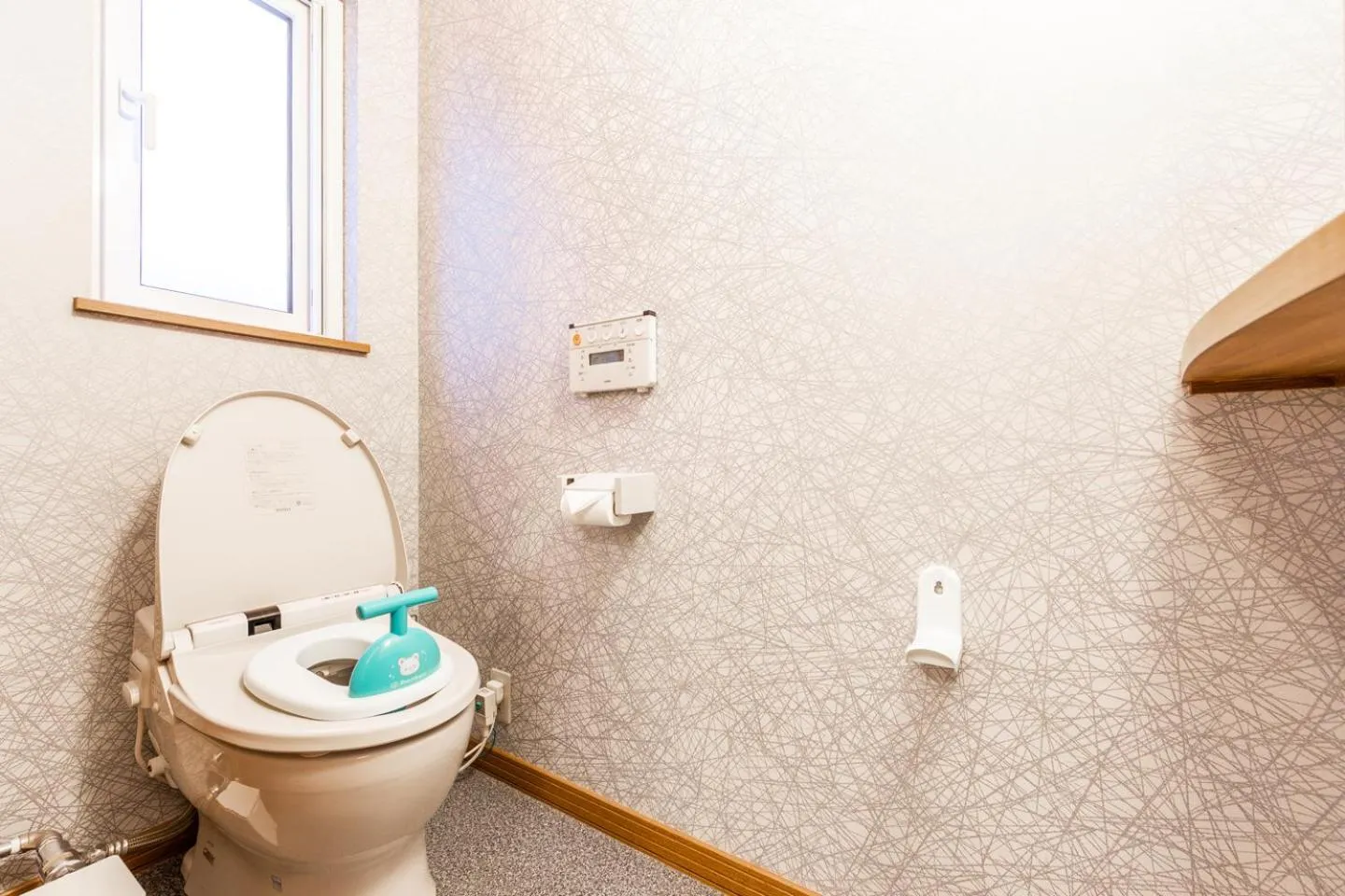 Toilet in THE WORLDWIDE HOUSE