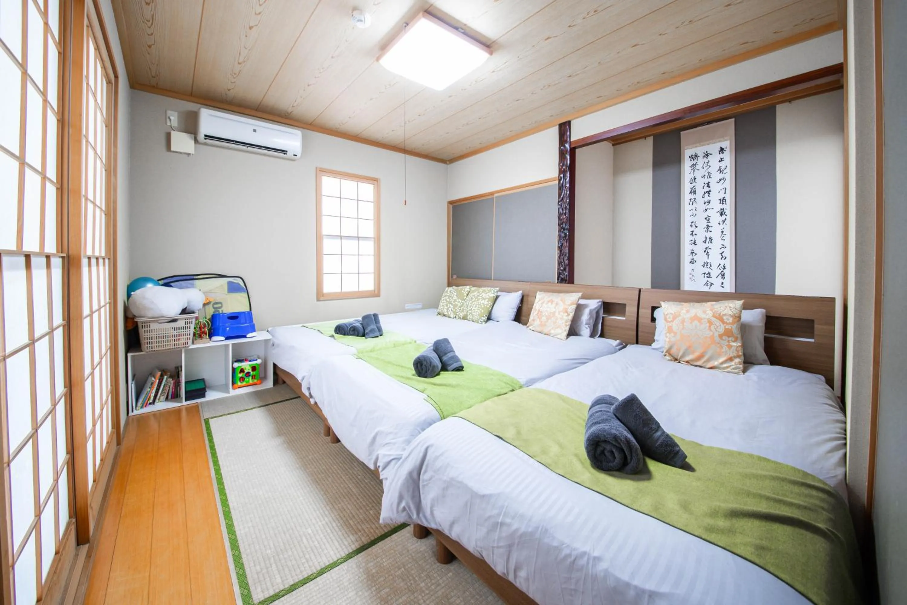 Bedroom, Bed in THE WORLDWIDE HOUSE