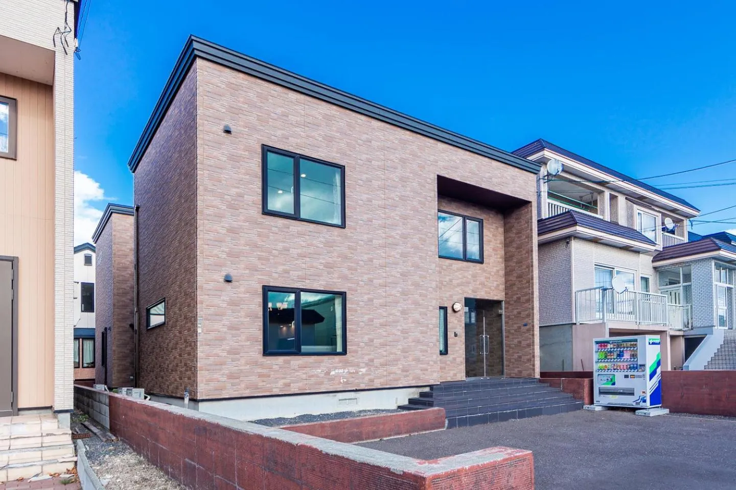 Property building in THE WORLDWIDE HOUSE