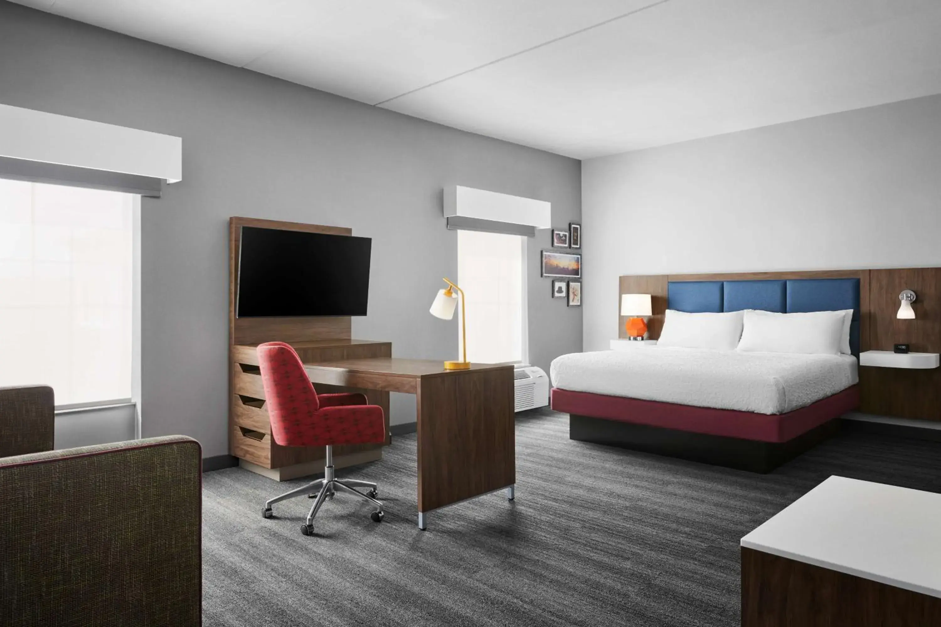 TV and multimedia, Bed in Hampton Inn & Suites Charlotte Steele Creek Road, NC TV and multimedia, Bed in Hampton Inn & Suites Charlotte Steele Creek Road, NC