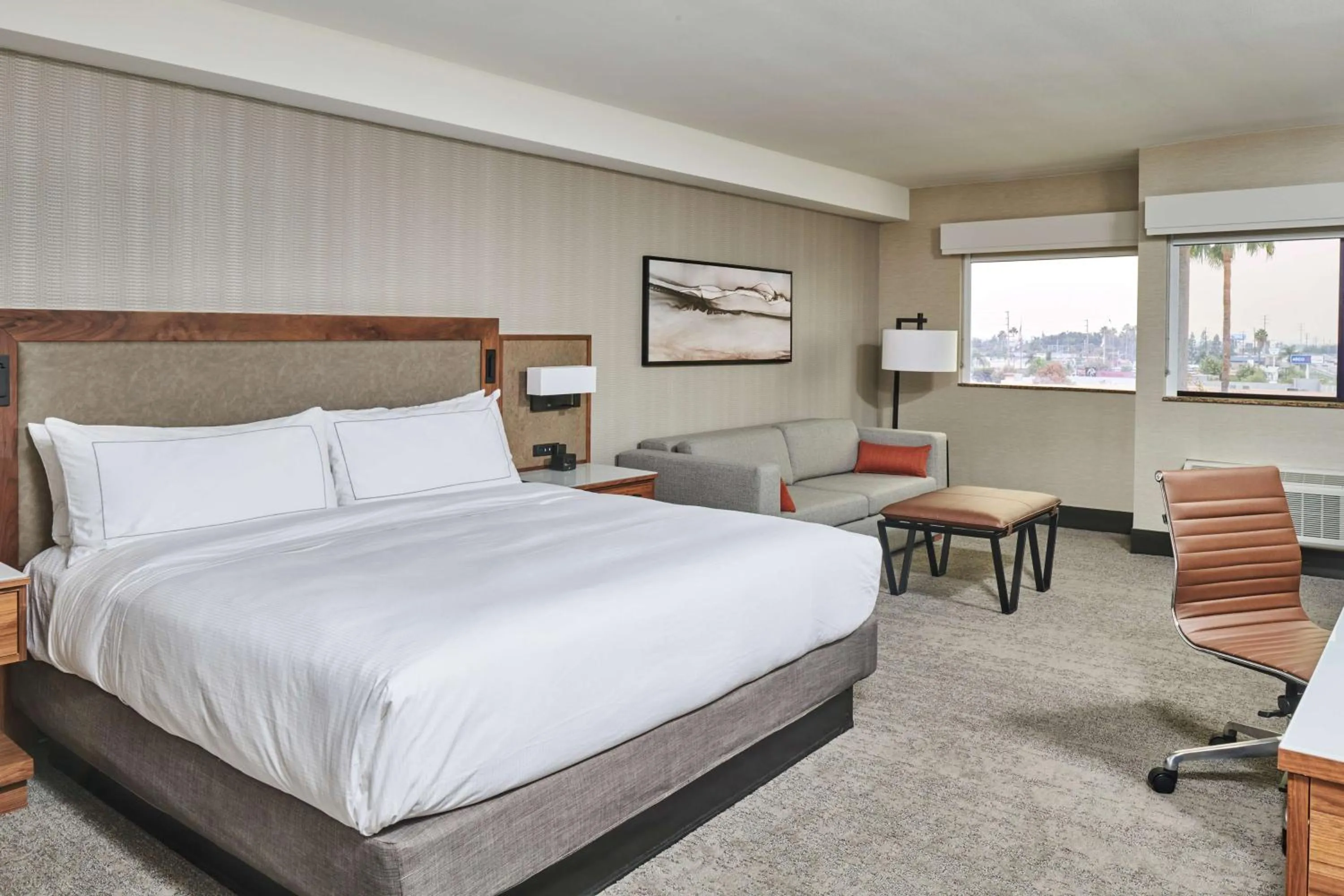 Living room, Bed in Doubletree By Hilton Fullerton