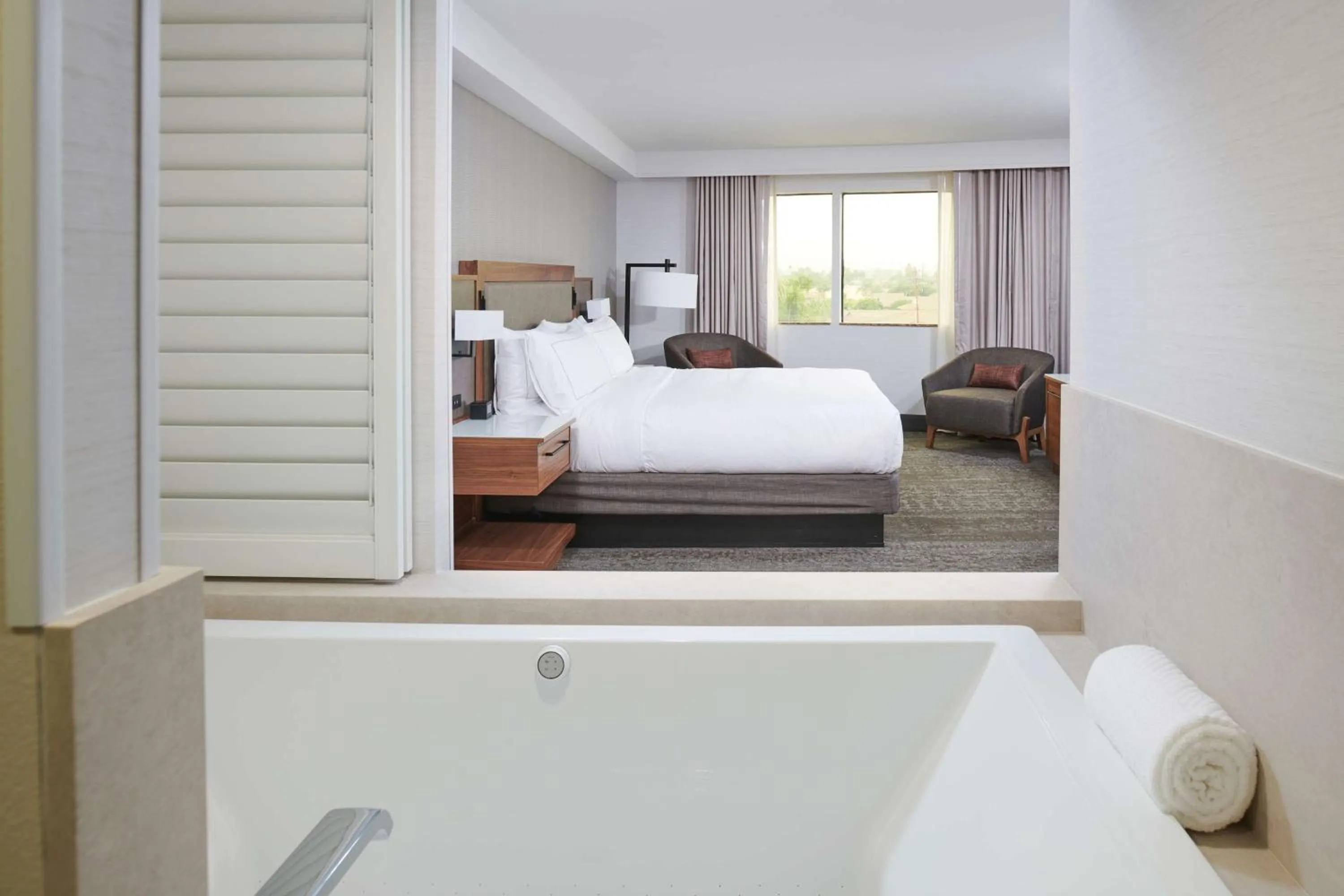 Bathroom, Bed in Doubletree By Hilton Fullerton