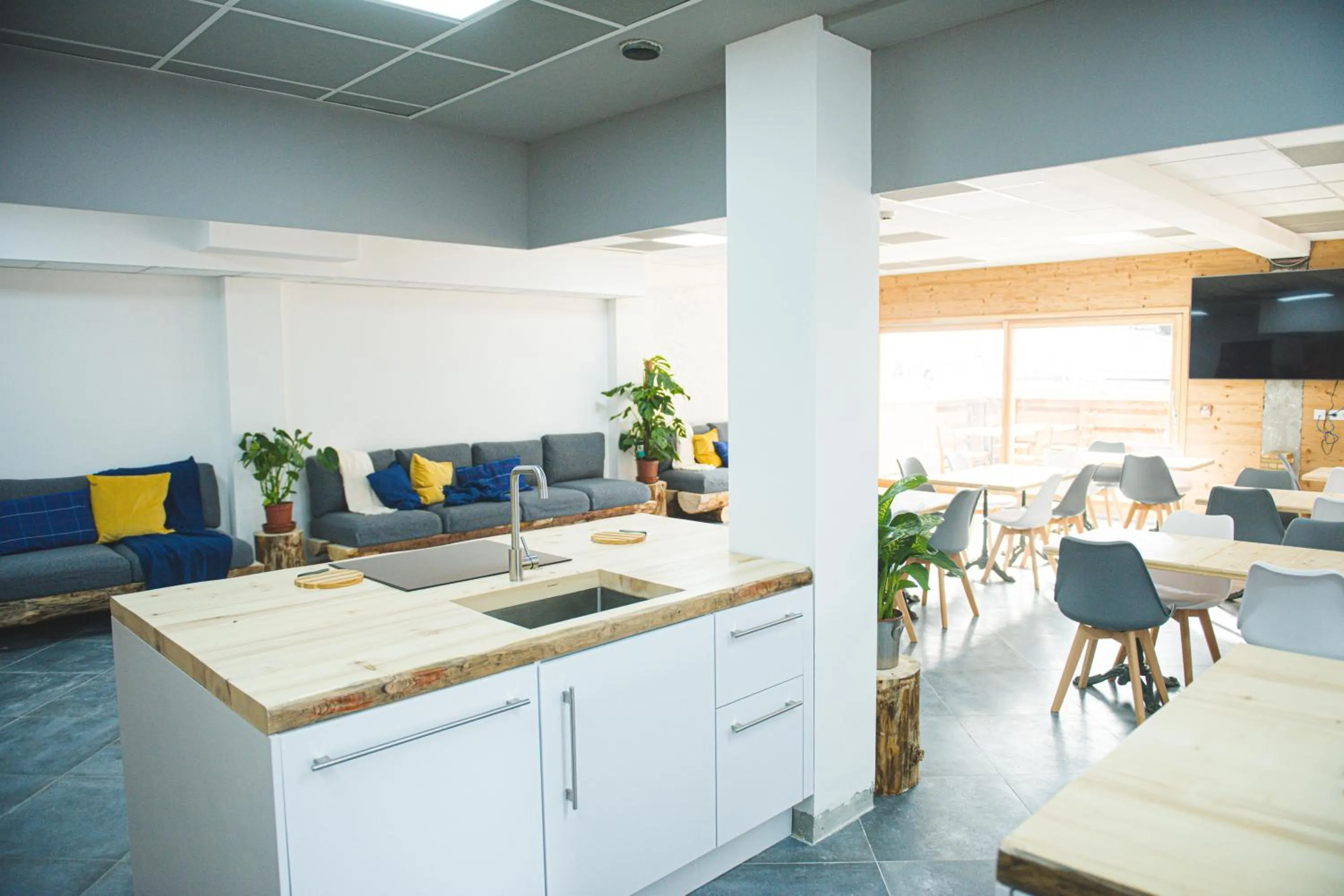 Communal kitchen in BodyGo Hostel