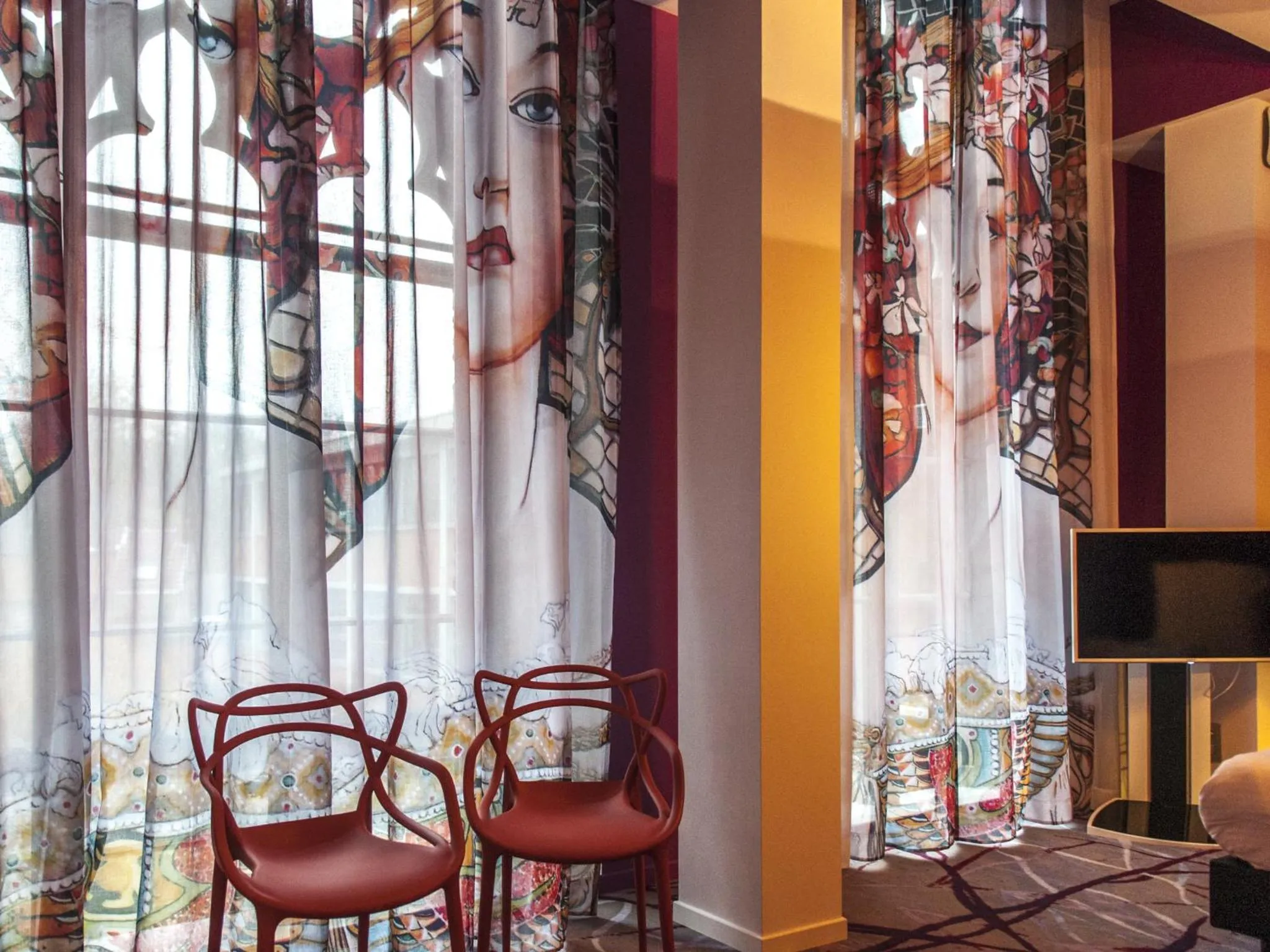 Communal lounge/ TV room in Martin's Dream Hotel