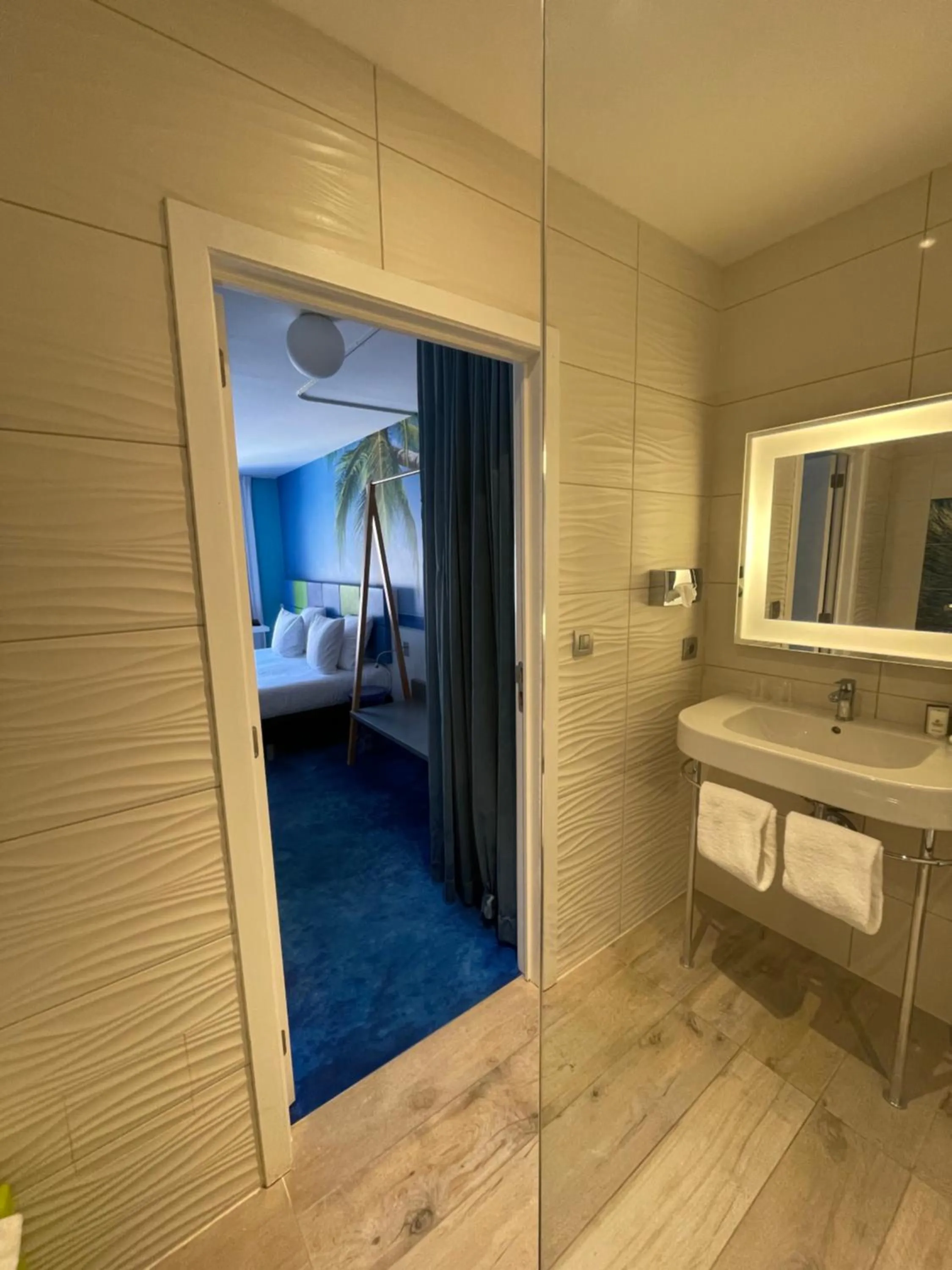 Bathroom, Bed in Martin's Dream Hotel