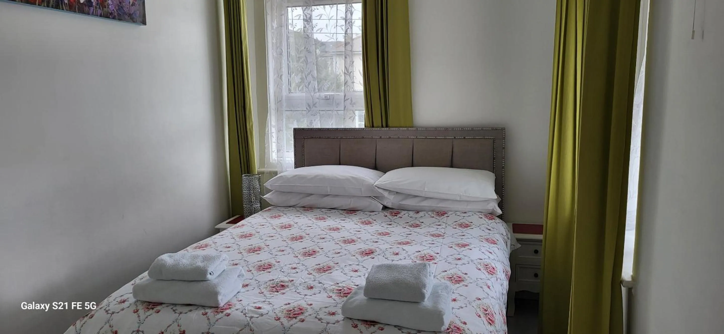 Bedroom, Bed in Holly Lodge