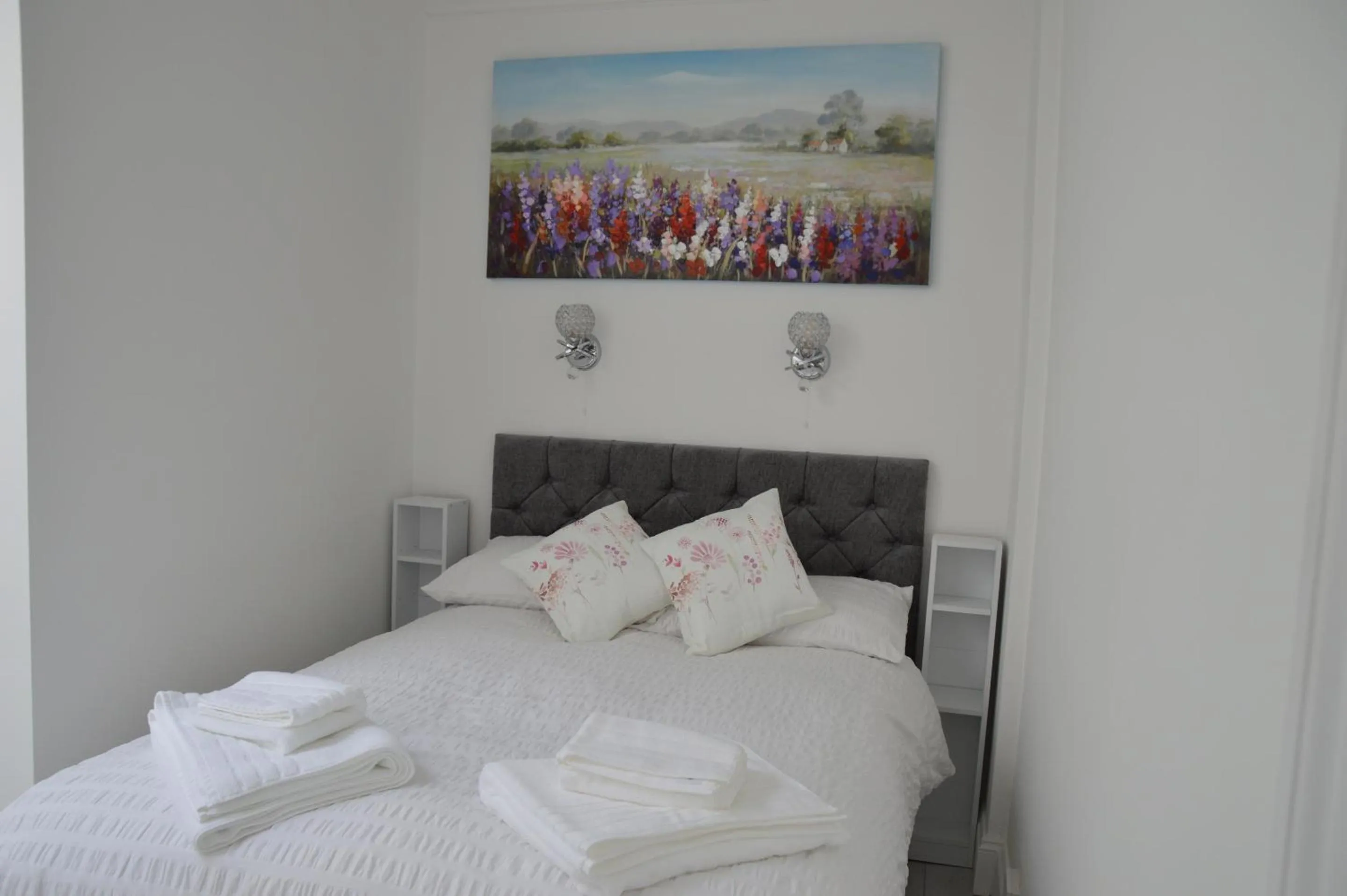 Bedroom, Bed in Holly Lodge