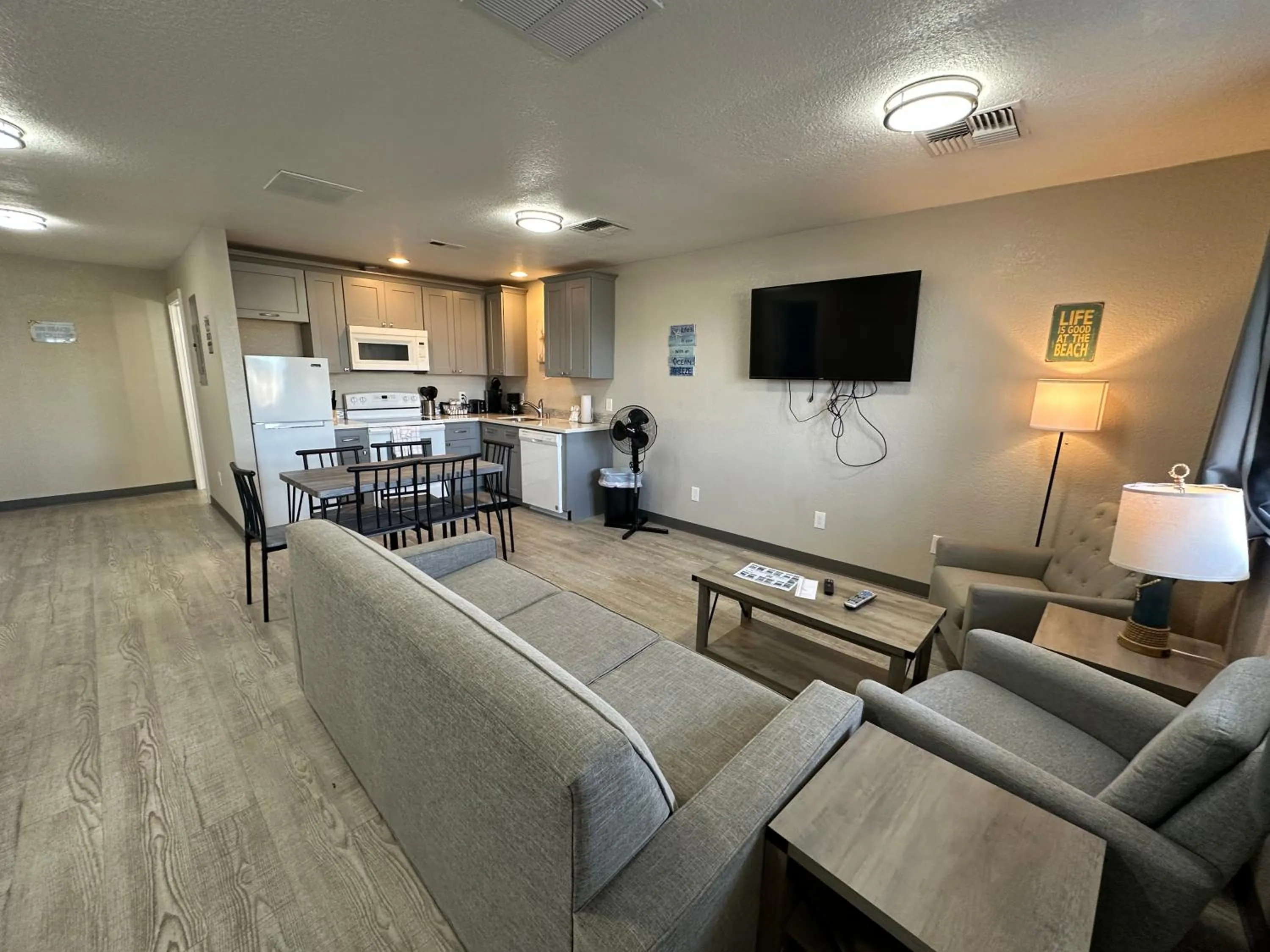TV and multimedia in Coastal Inn and Suites