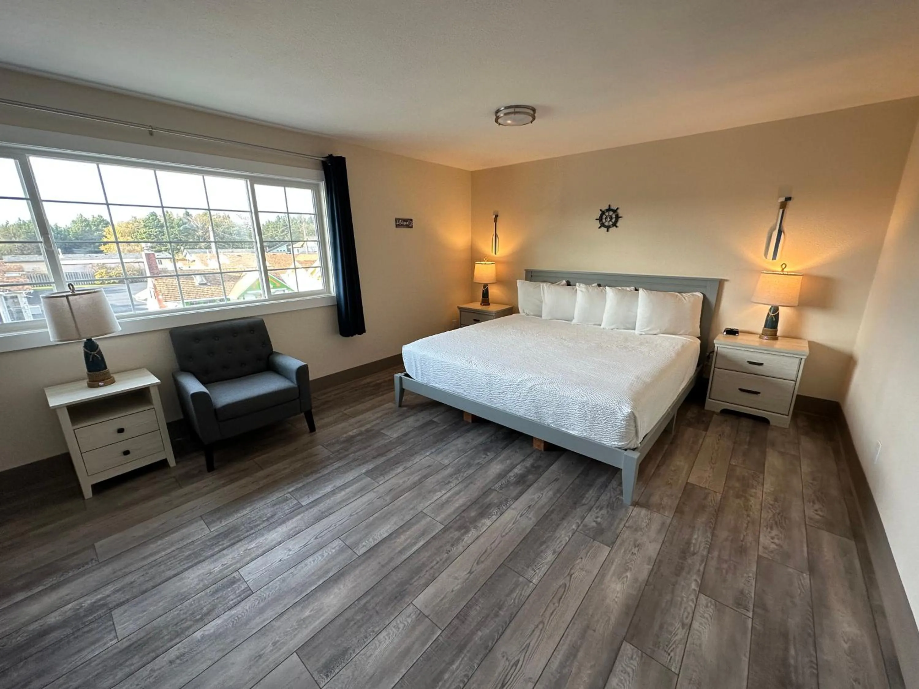 Bedroom, Bed in Coastal Inn and Suites