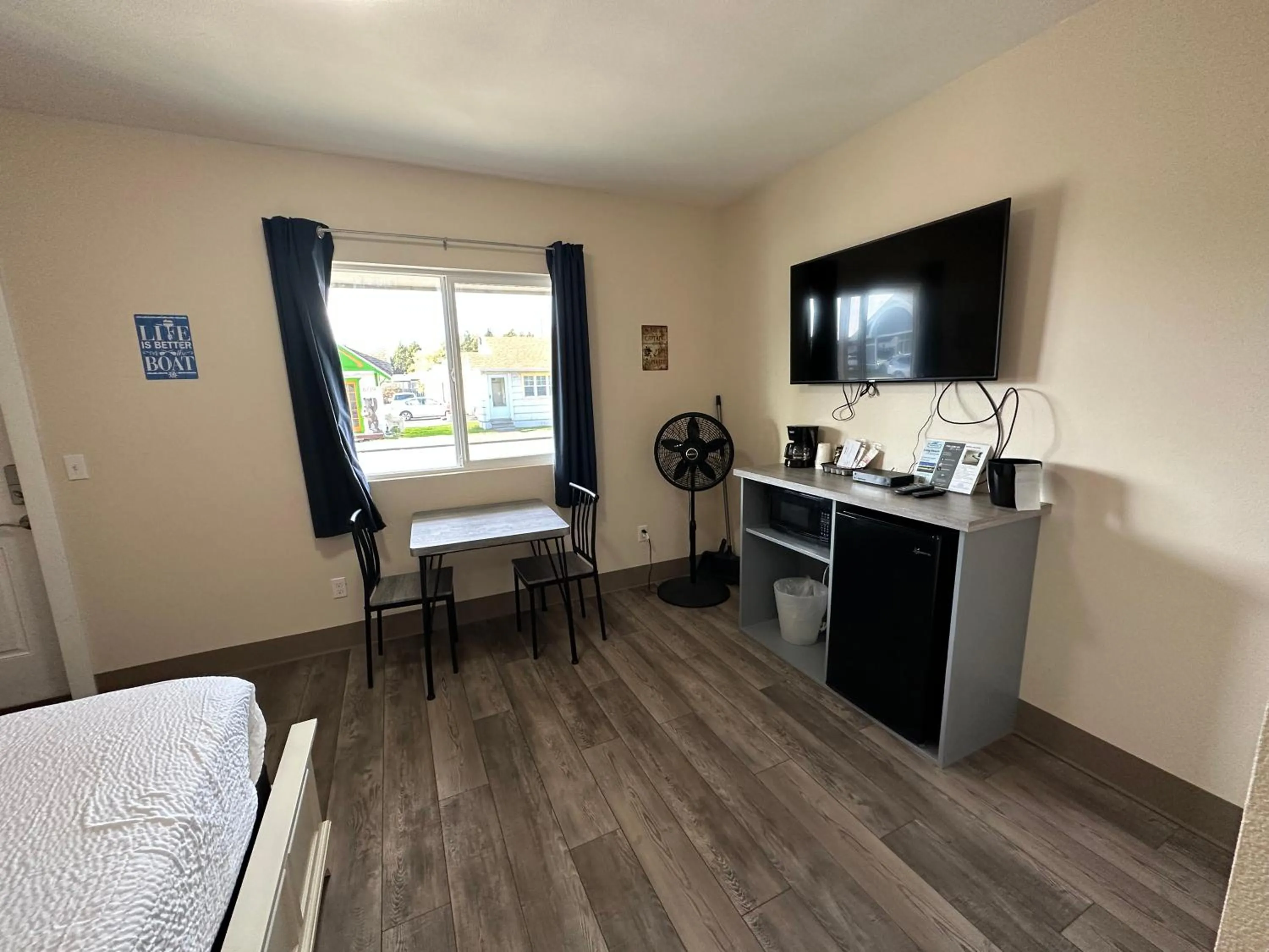 TV and multimedia in Coastal Inn and Suites