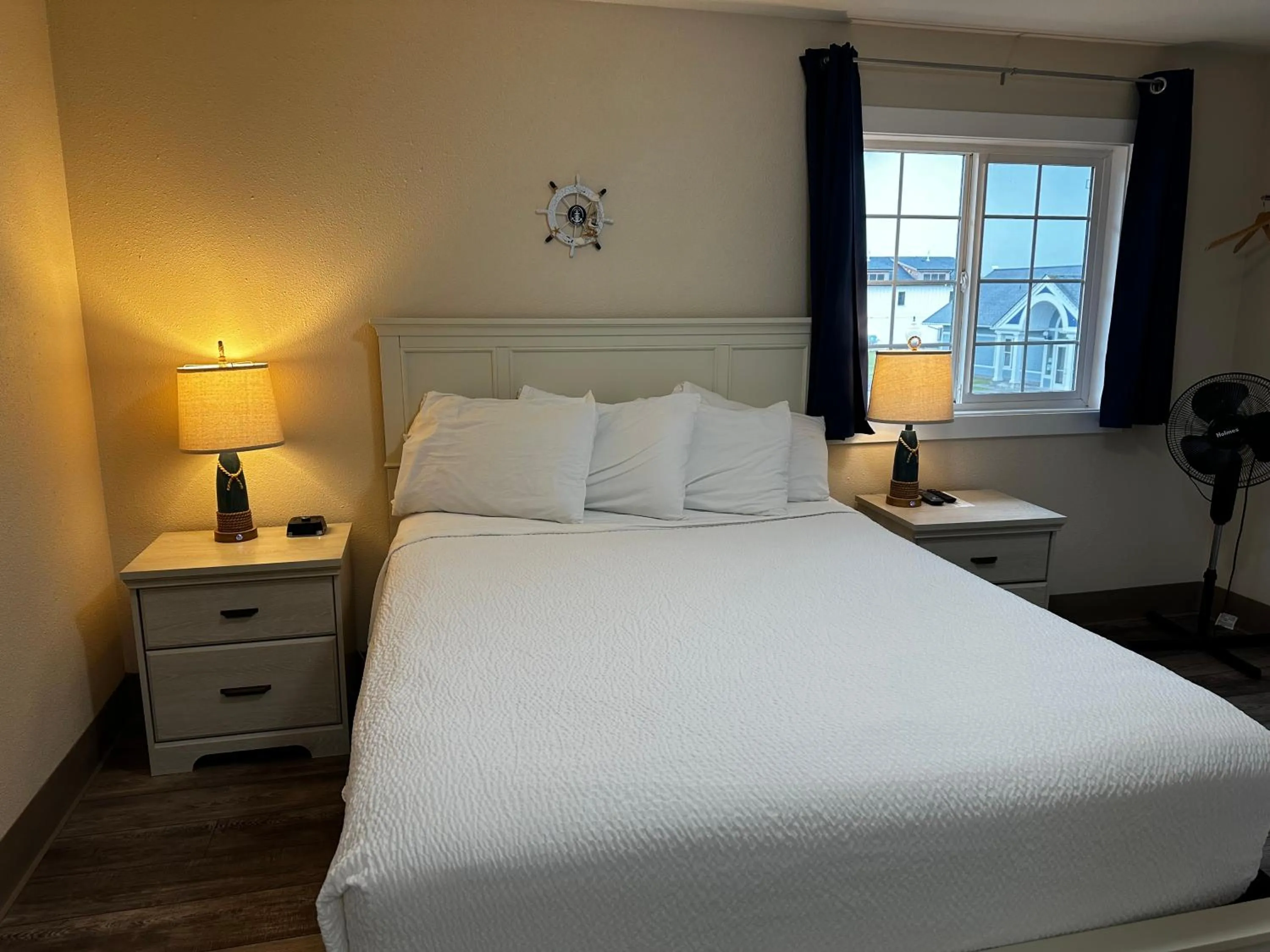 Bedroom, Bed in Coastal Inn and Suites