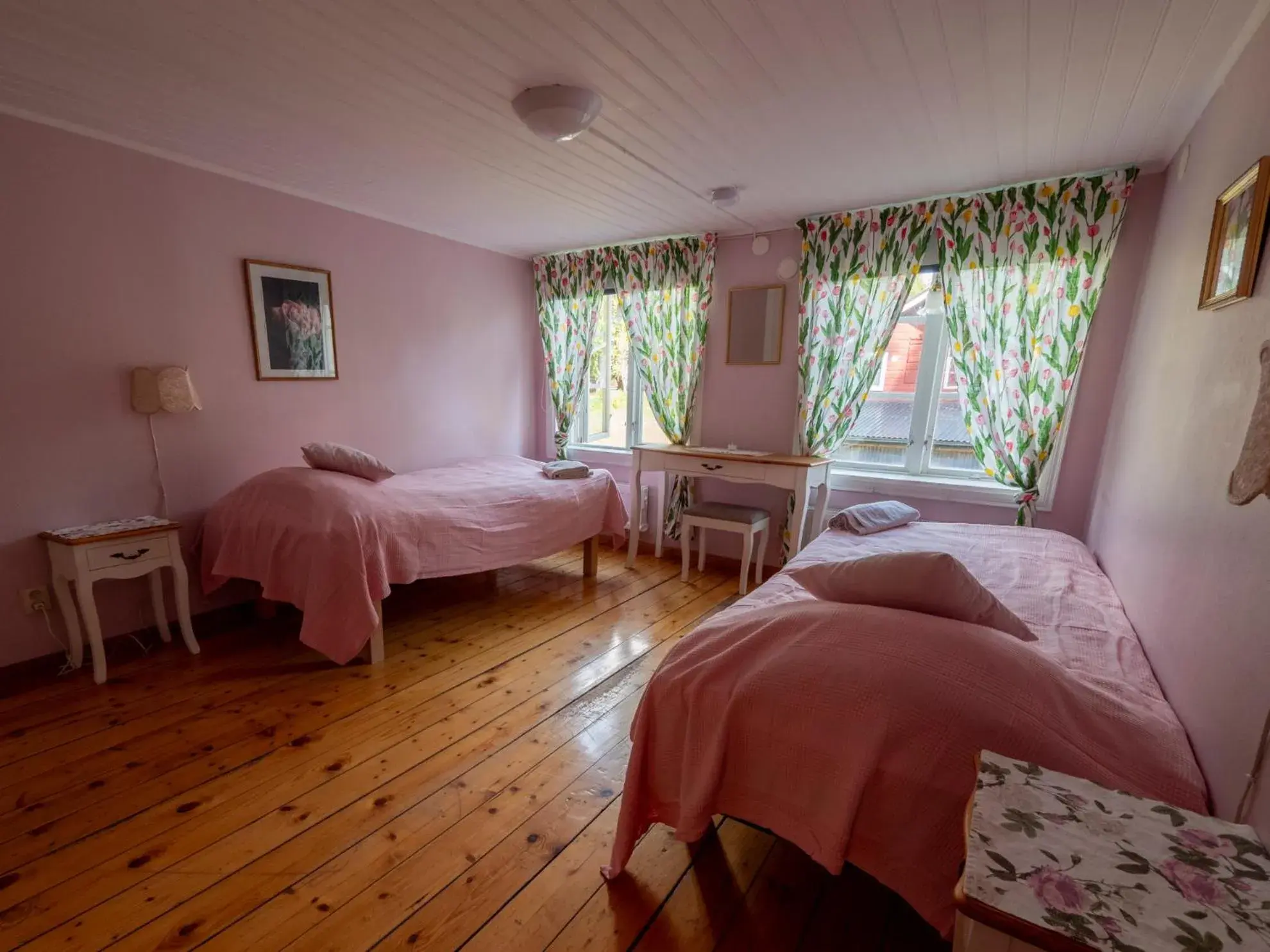 Twin Room with Shared Bathroom - single occupancy in Enecopia Bed & Breakfast Twin Room with Shared Bathroom - single occupancy in Enecopia Bed & Breakfast