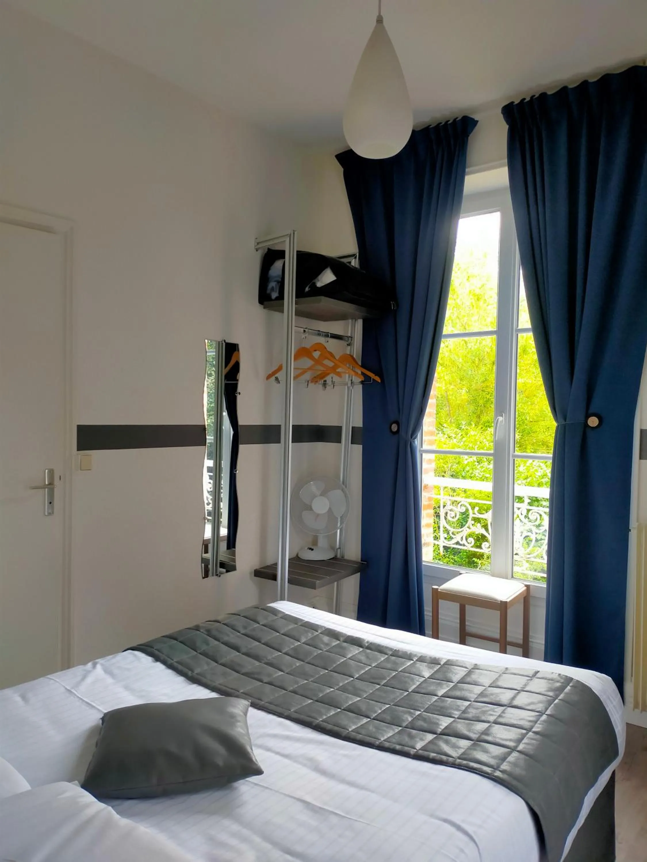 Bed in Logis Hotels Restaurants- Villa des Bordes