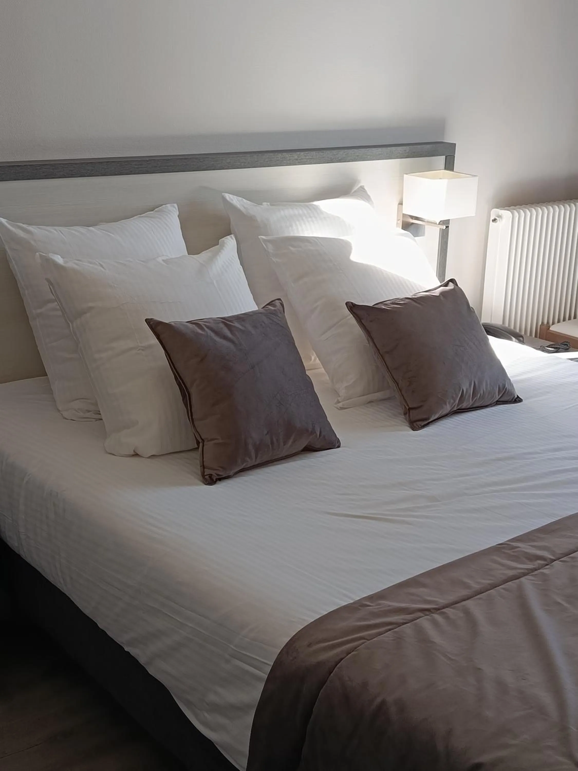 Bed in Logis Hotels Restaurants- Villa des Bordes