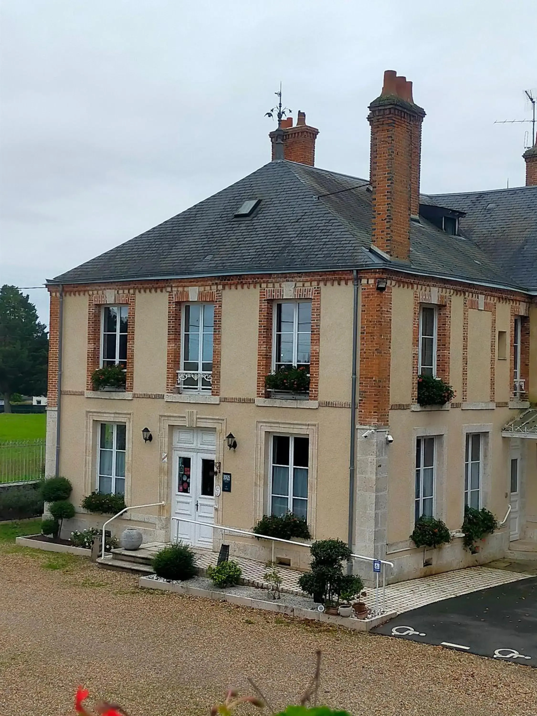 Logis Hotels Restaurants- Villa des Bordes Logis Hotels Restaurants- Villa des Bordes