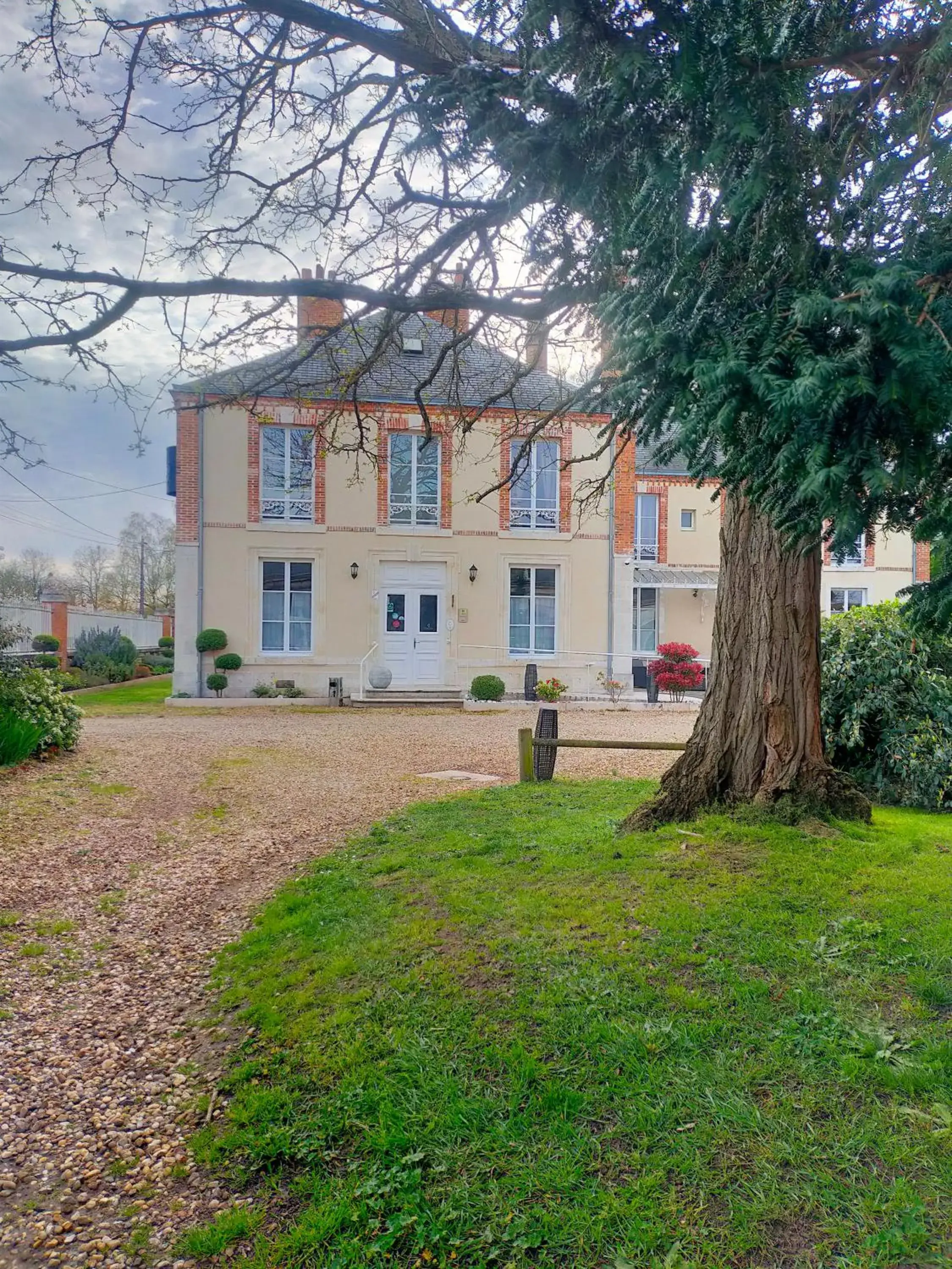 Logis Hotels Restaurants- Villa des Bordes Logis Hotels Restaurants- Villa des Bordes