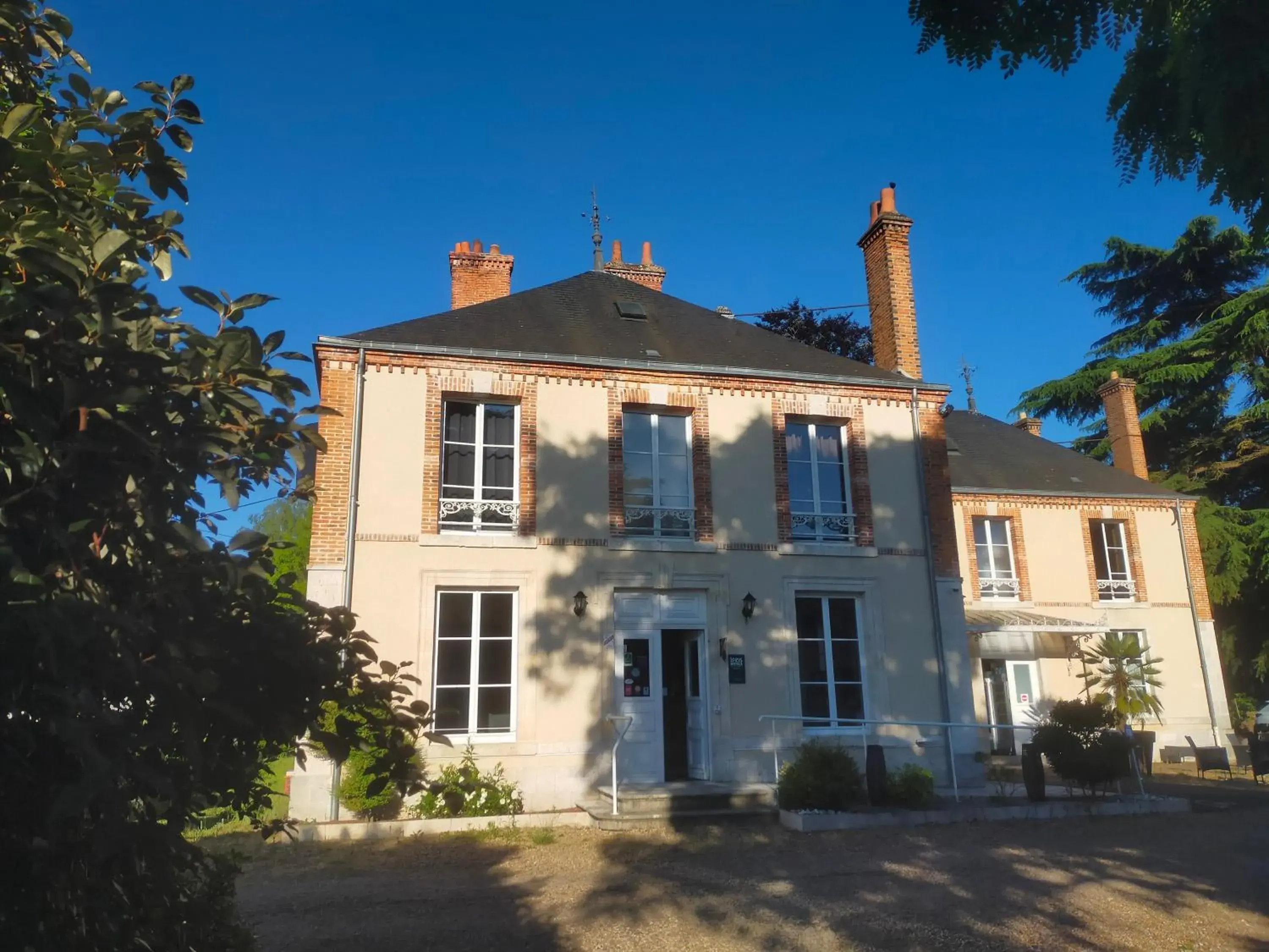 Logis Hotels Restaurants- Villa des Bordes Logis Hotels Restaurants- Villa des Bordes