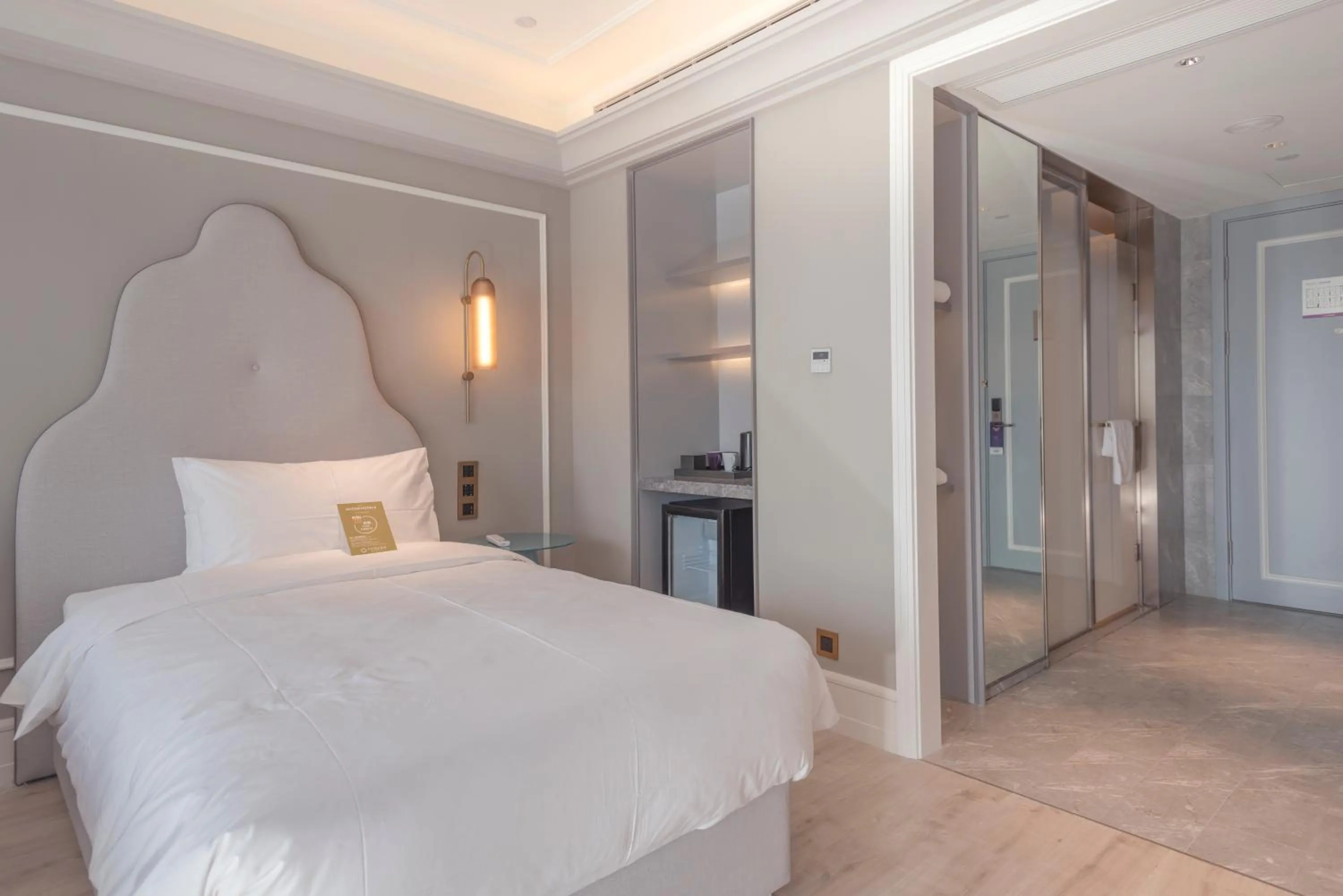 Bedroom, Bed in Mercure Hotel Hangzhou East Railway Station