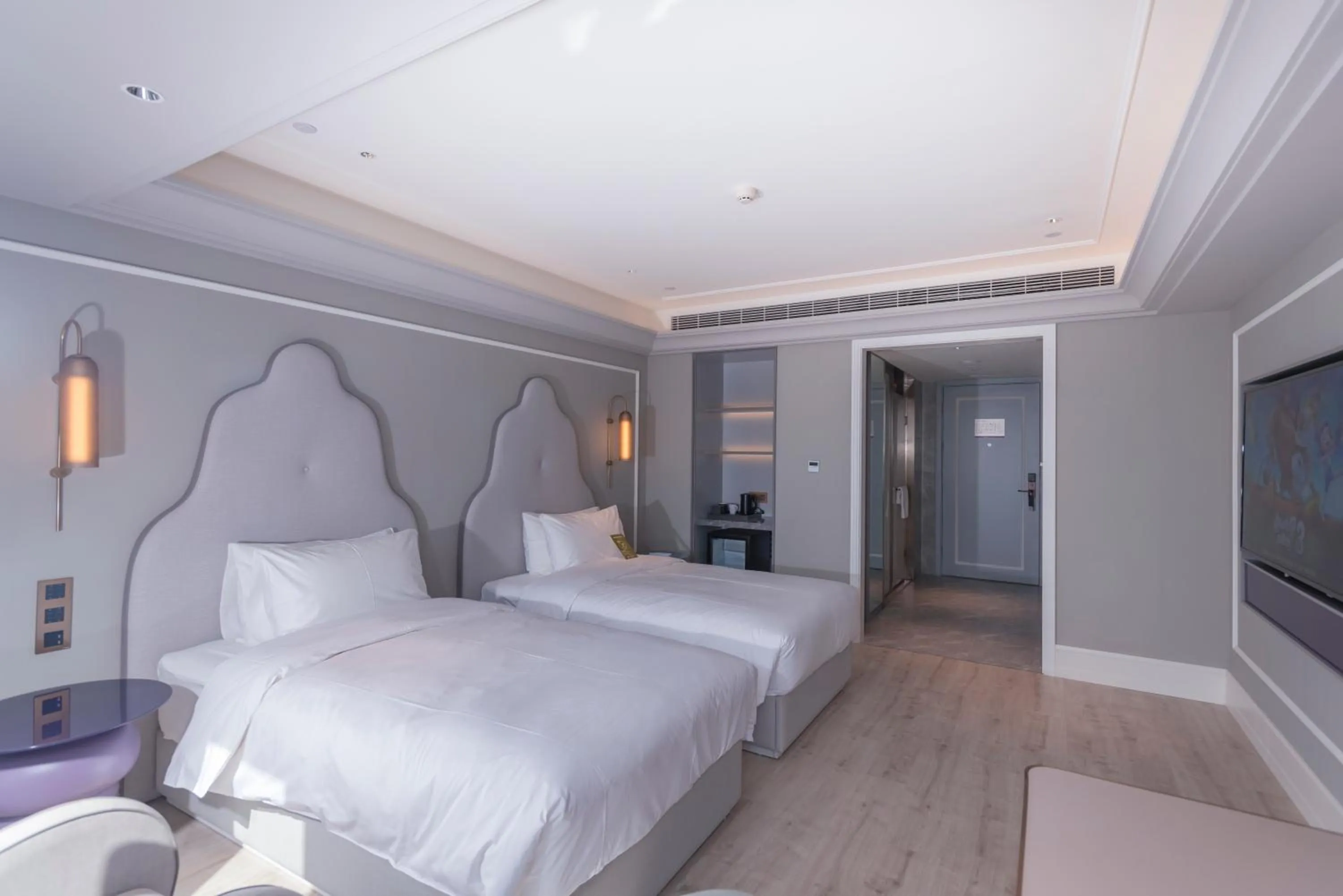 Photo of the whole room, Bed in Mercure Hotel Hangzhou East Railway Station