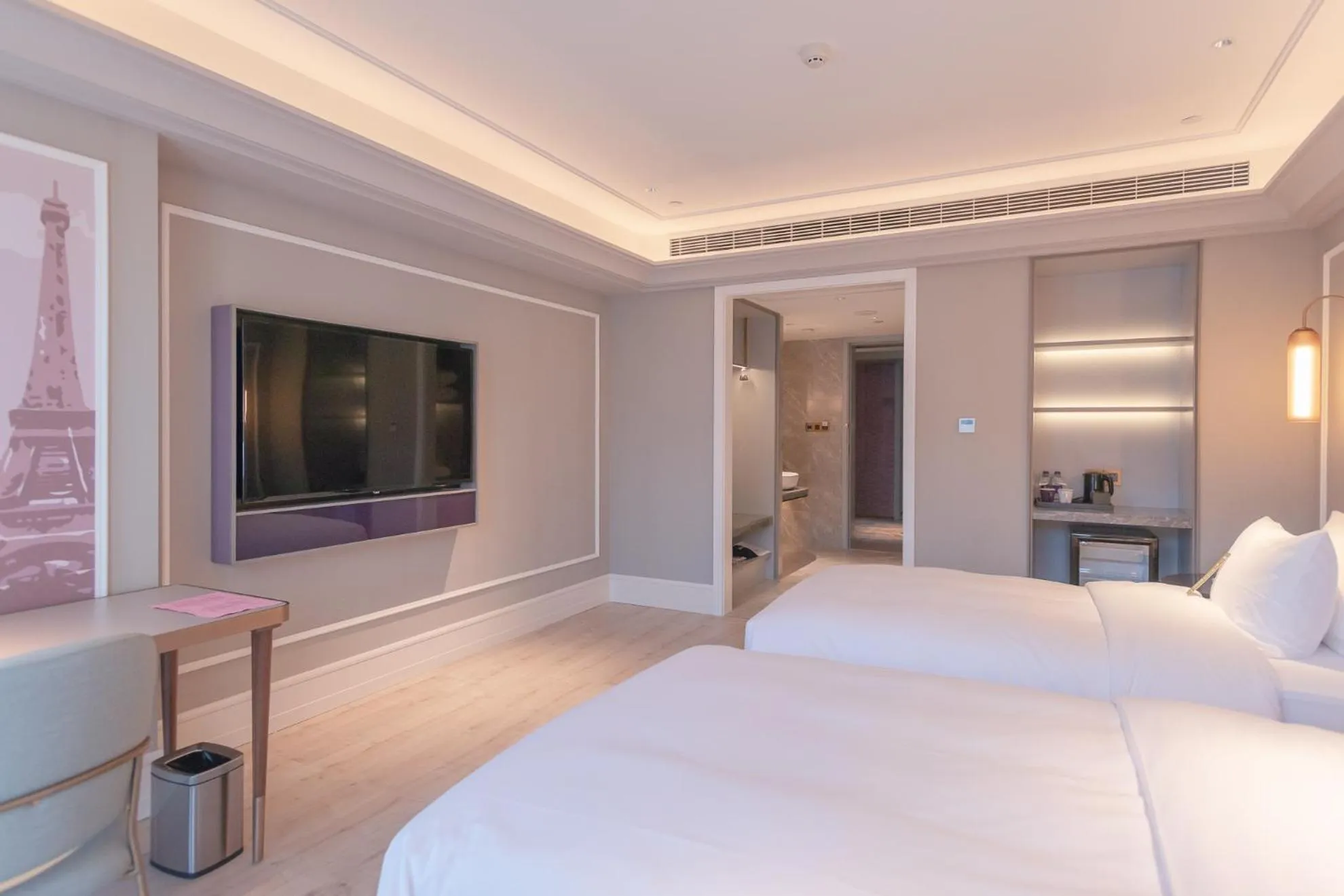 Photo of the whole room, Bed in Mercure Hotel Hangzhou East Railway Station