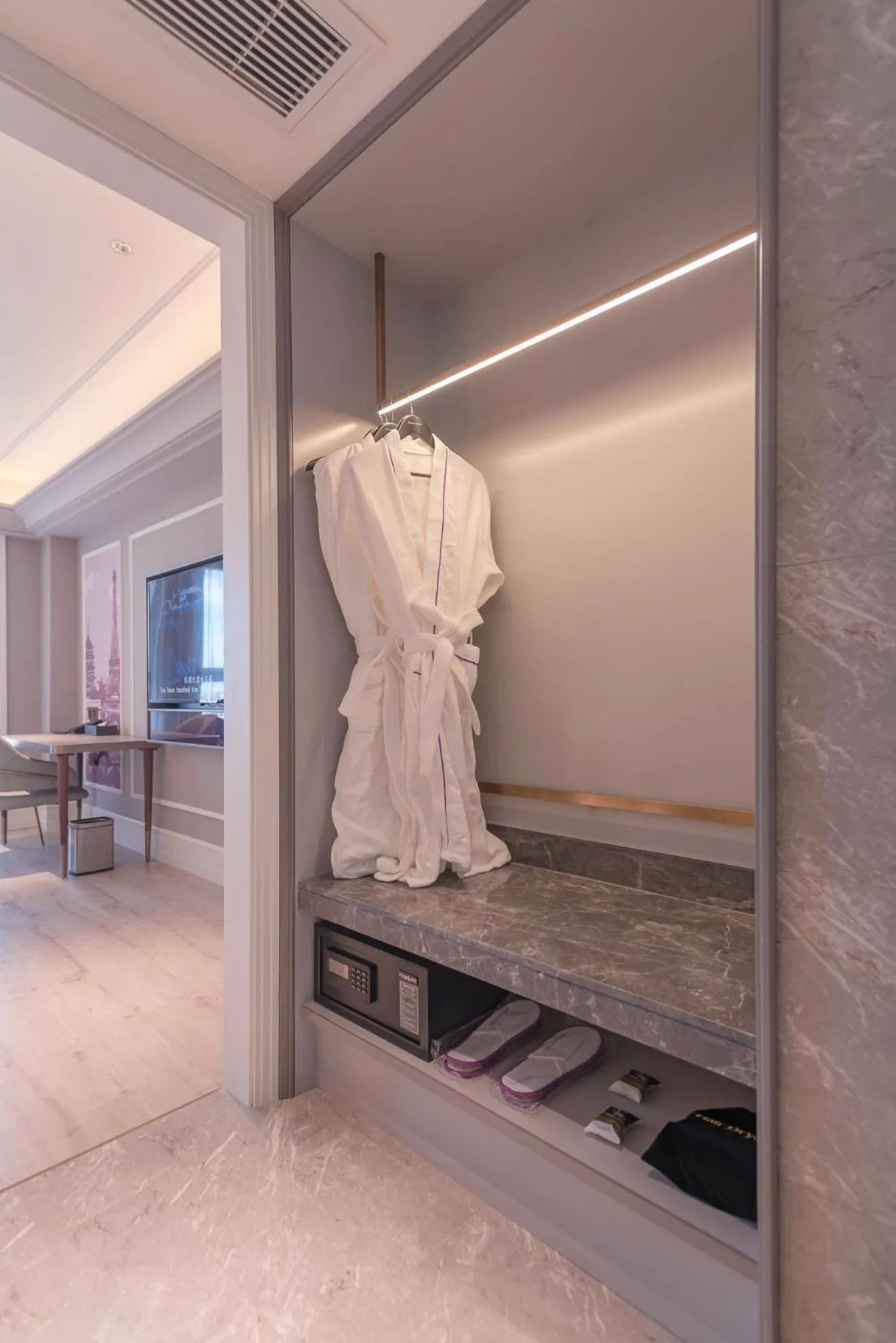 wardrobe in Mercure Hotel Hangzhou East Railway Station