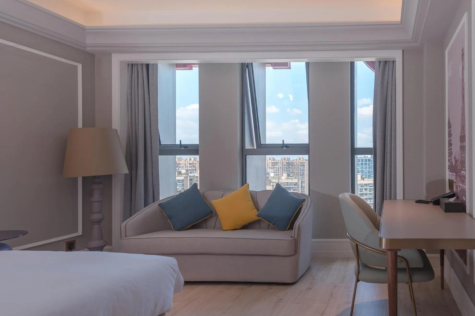 Seating area, Bed in Mercure Hotel Hangzhou East Railway Station