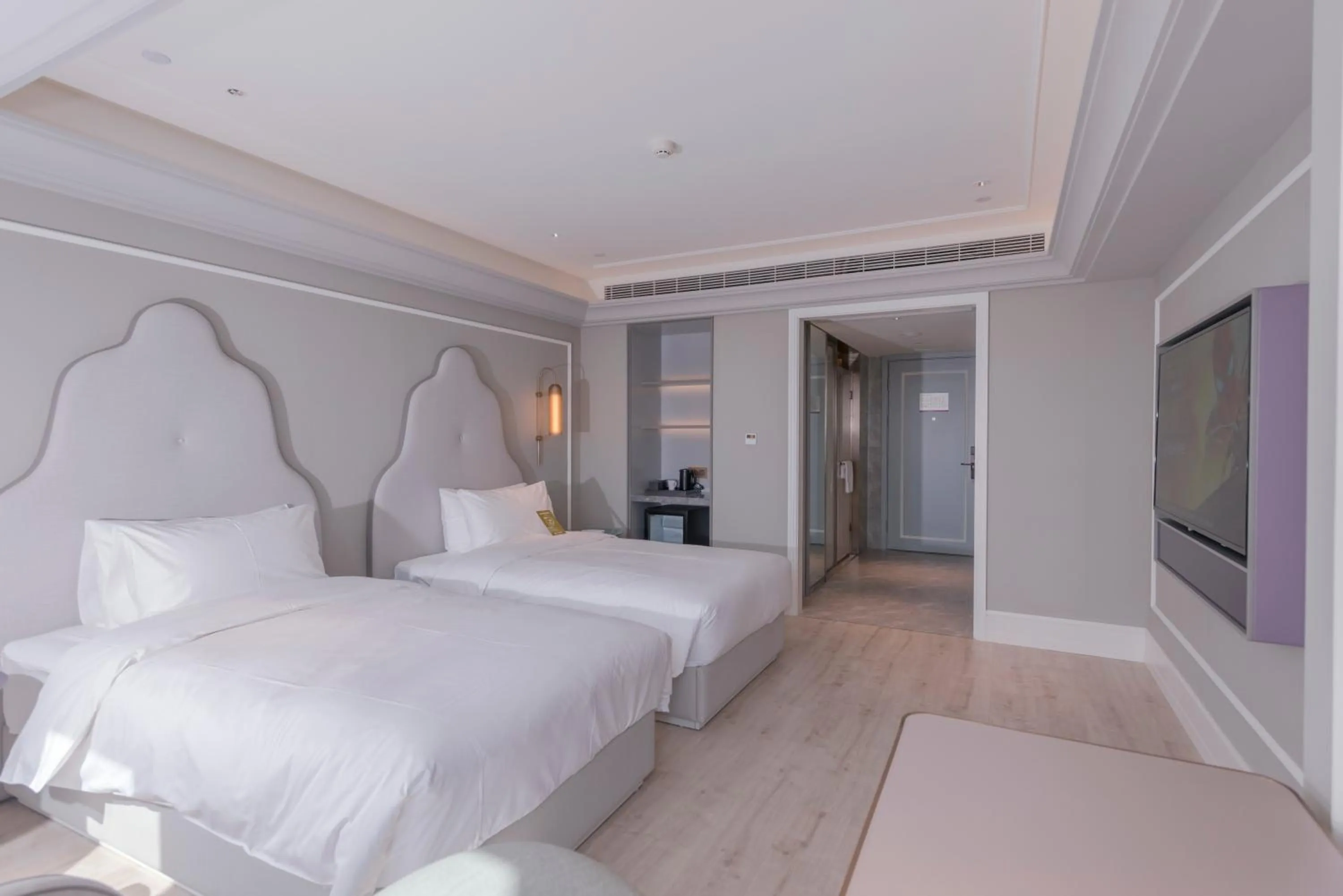 Photo of the whole room, Bed in Mercure Hotel Hangzhou East Railway Station