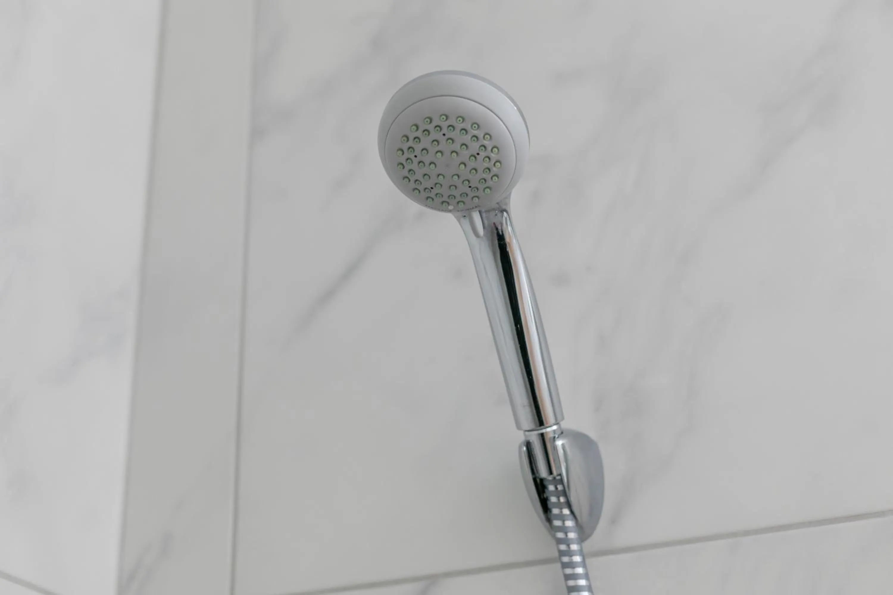 Shower in WS Tour Eiffel - Saint-Charles