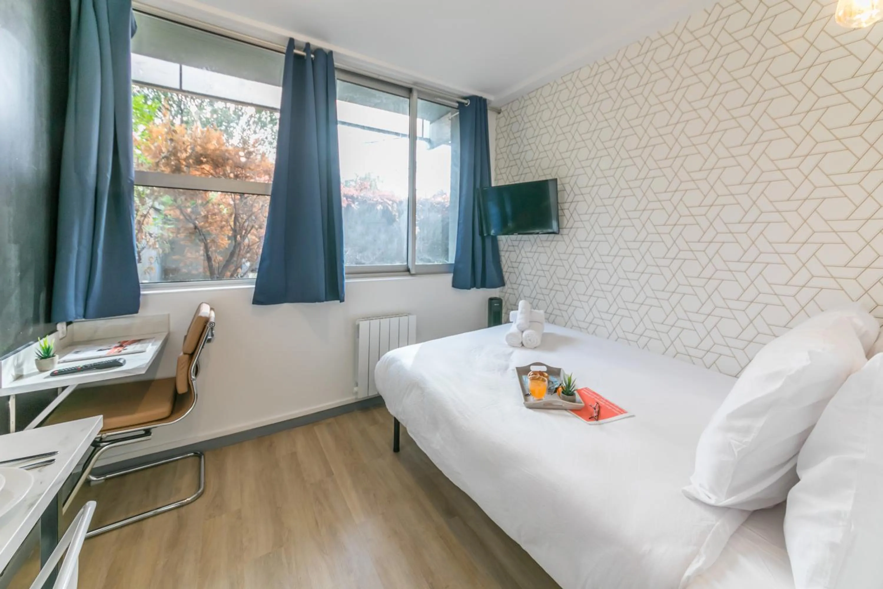 Photo of the whole room, Bed in WS Tour Eiffel - Saint-Charles