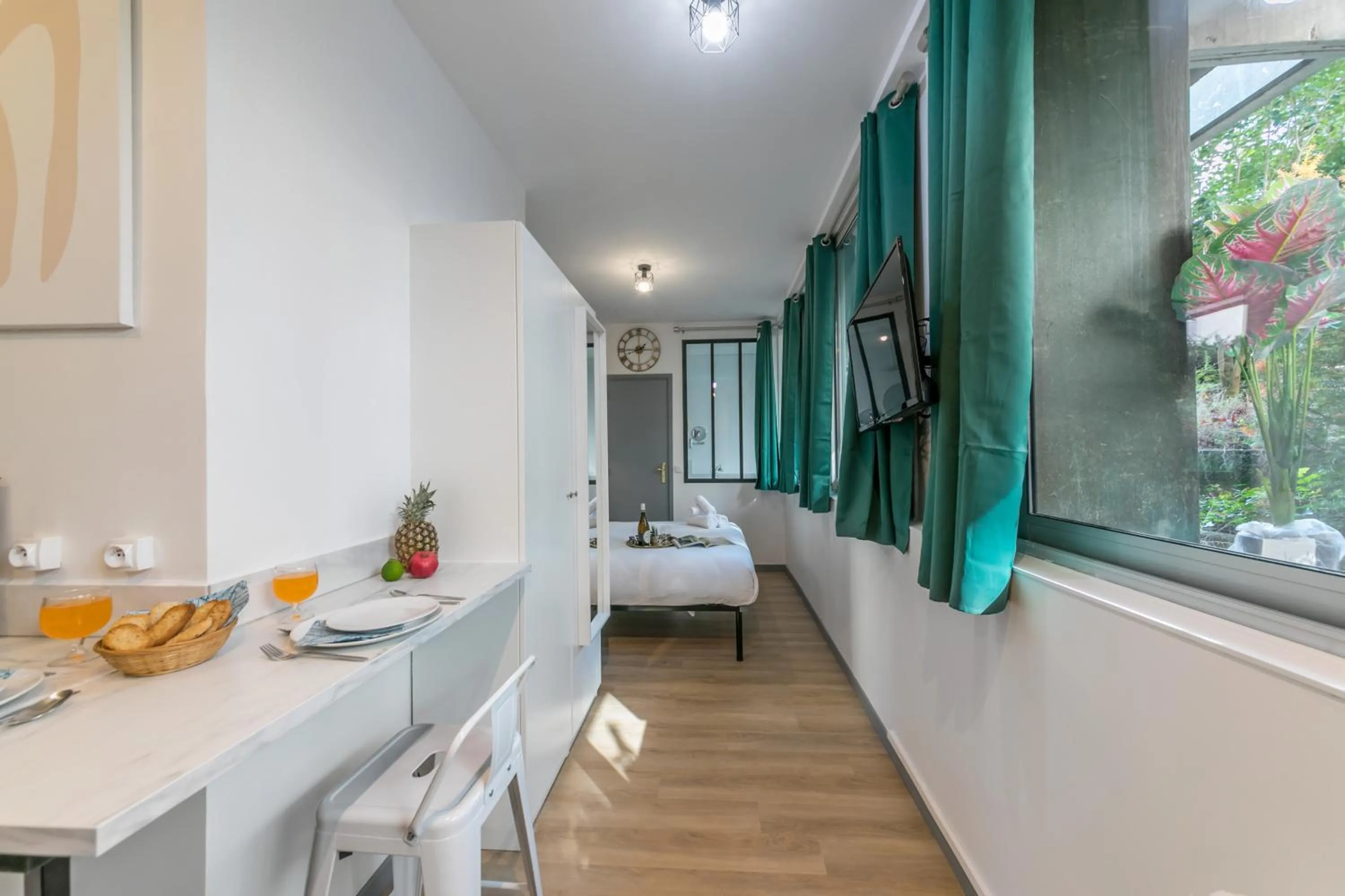 Dining area, Bed in WS Tour Eiffel - Saint-Charles