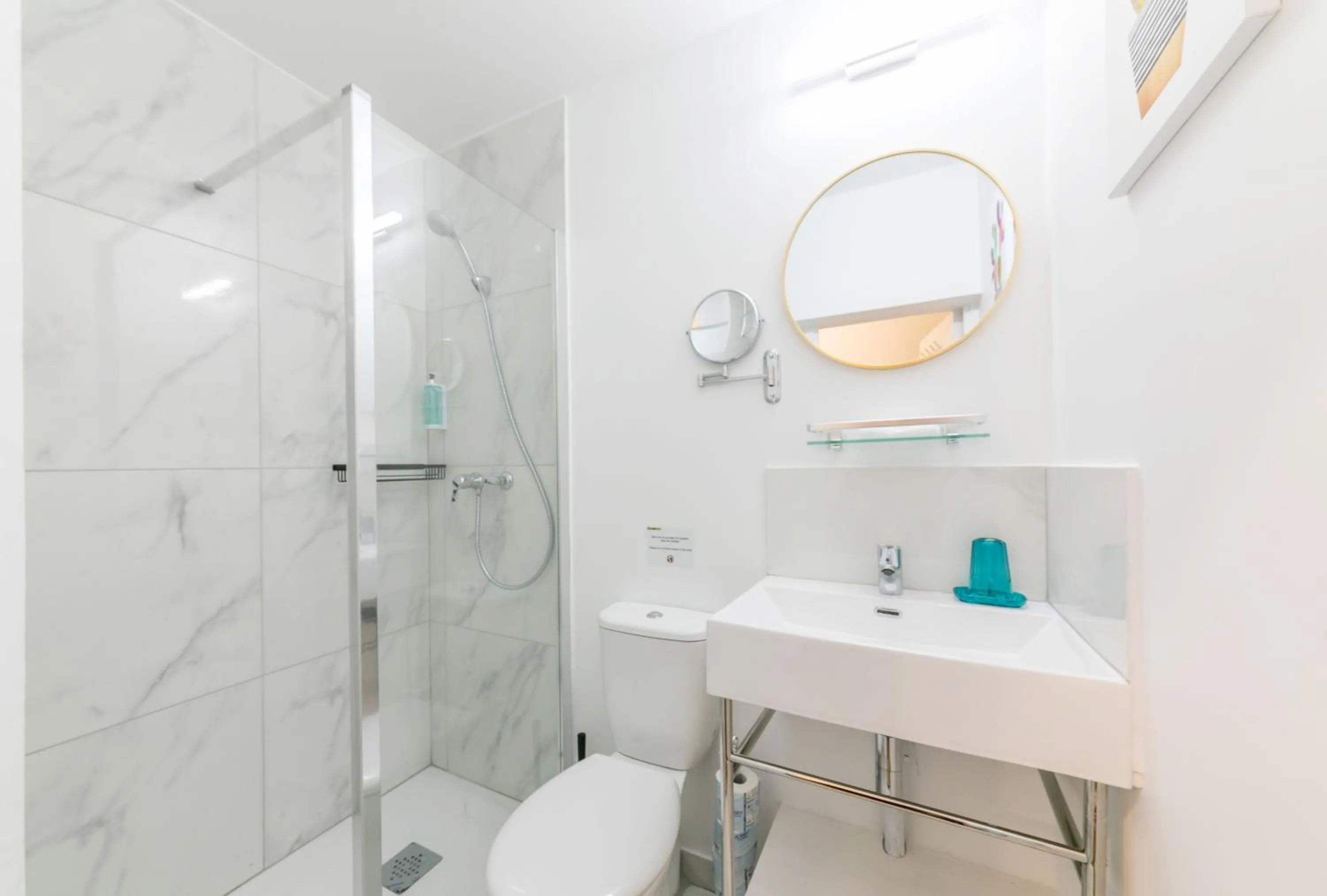 Shower in WS Tour Eiffel - Saint-Charles