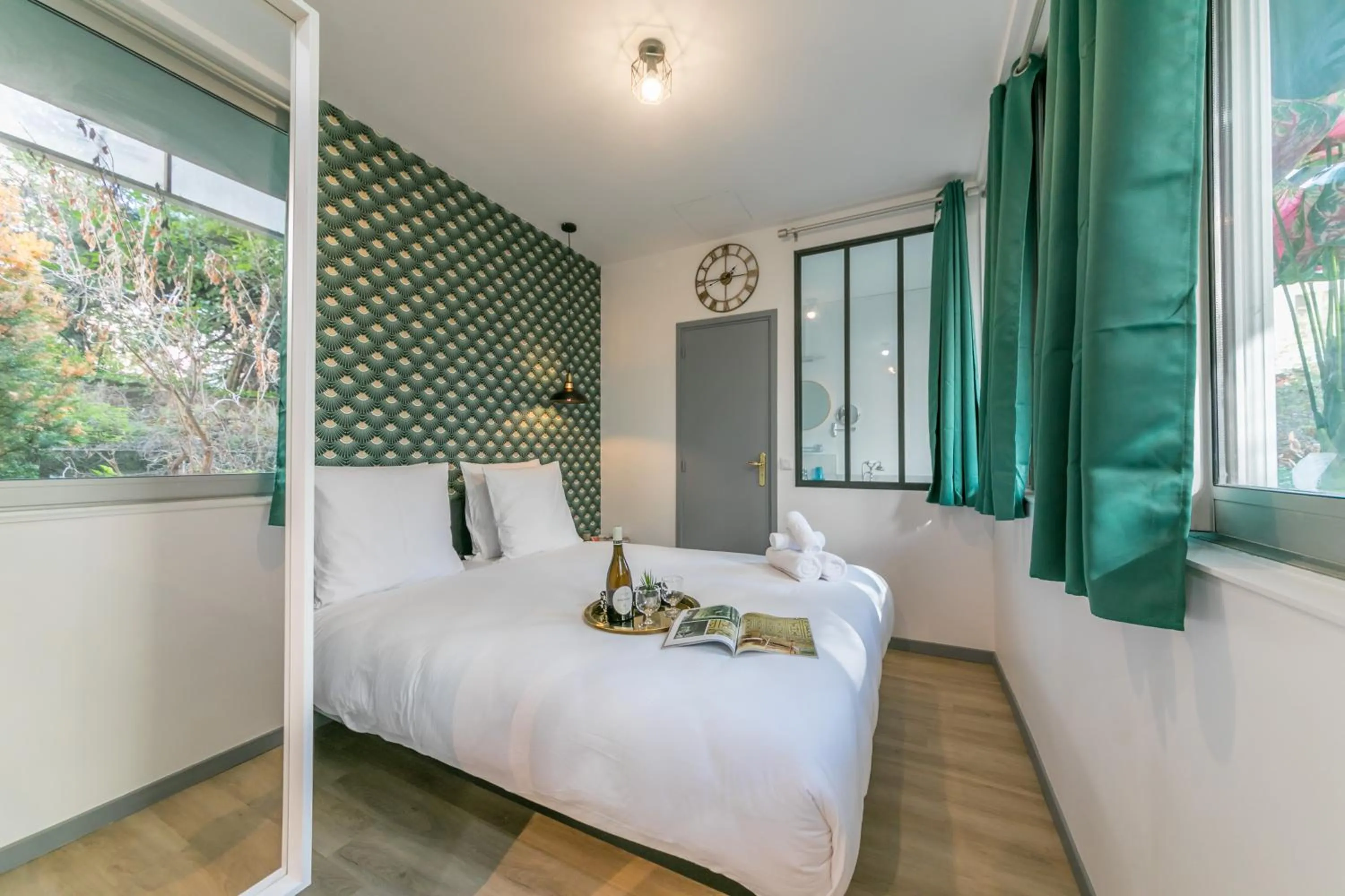 Photo of the whole room, Bed in WS Tour Eiffel - Saint-Charles