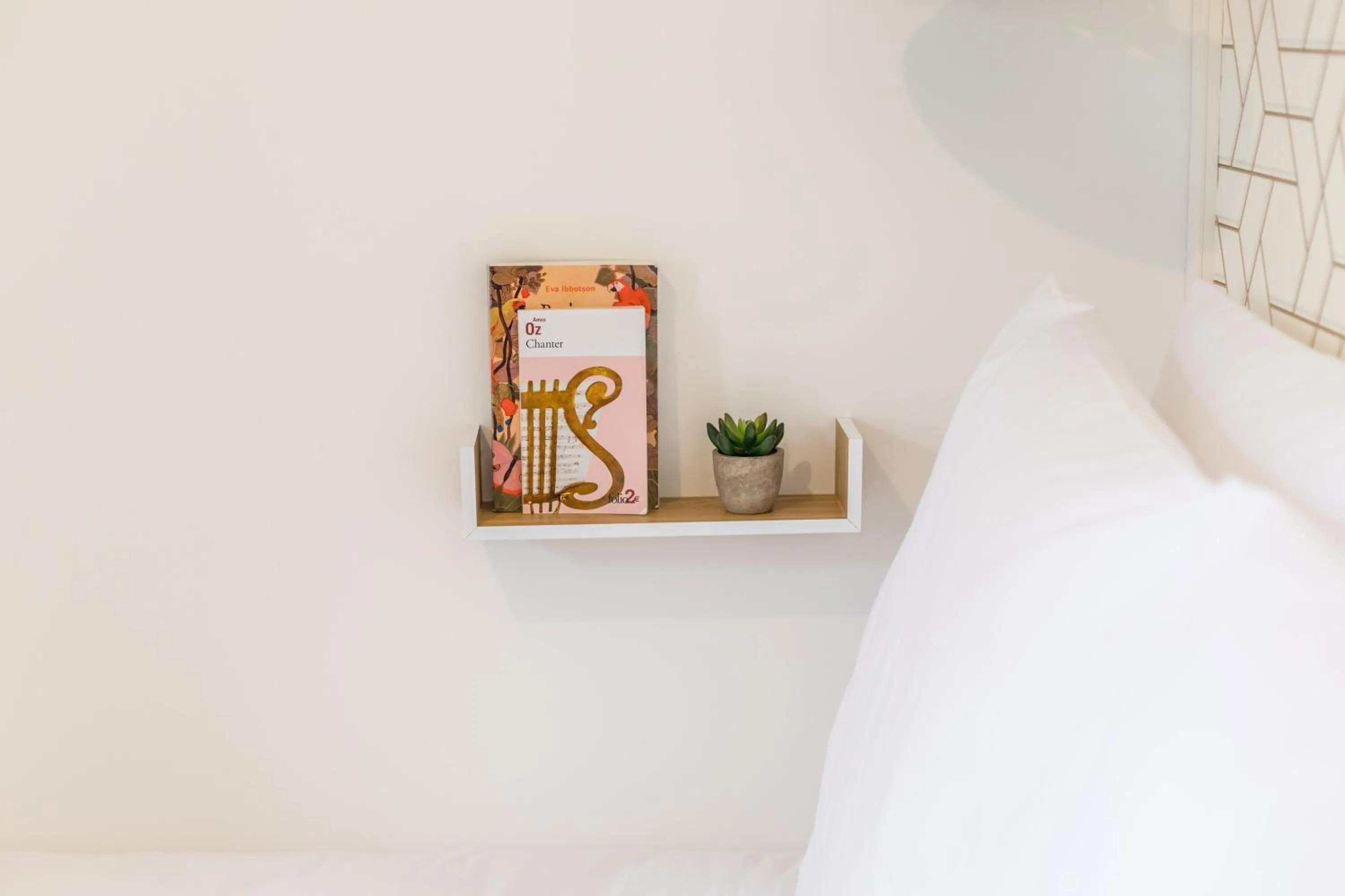 Decorative detail, Bed in WS Tour Eiffel - Saint-Charles