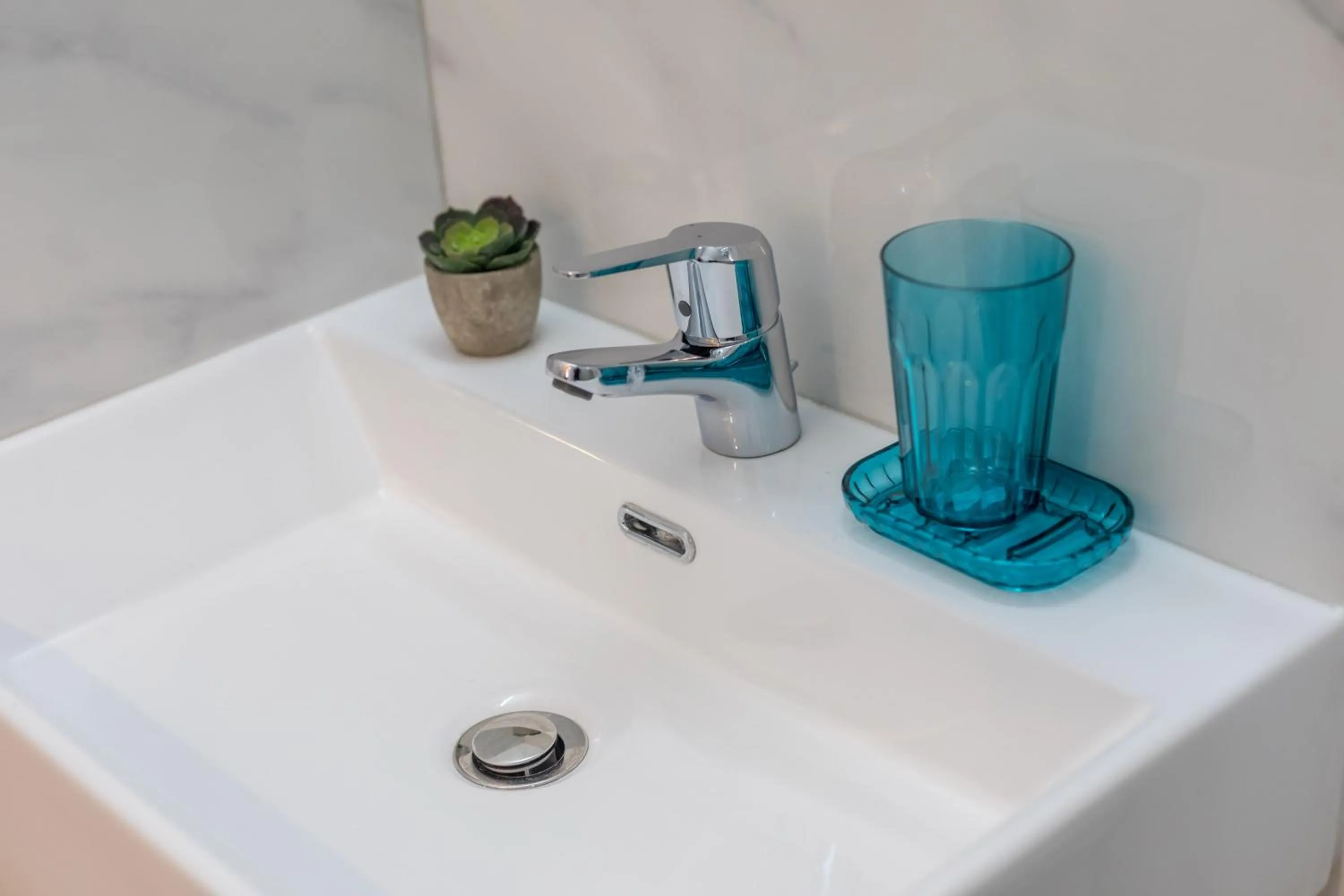 Shower in WS Tour Eiffel - Saint-Charles