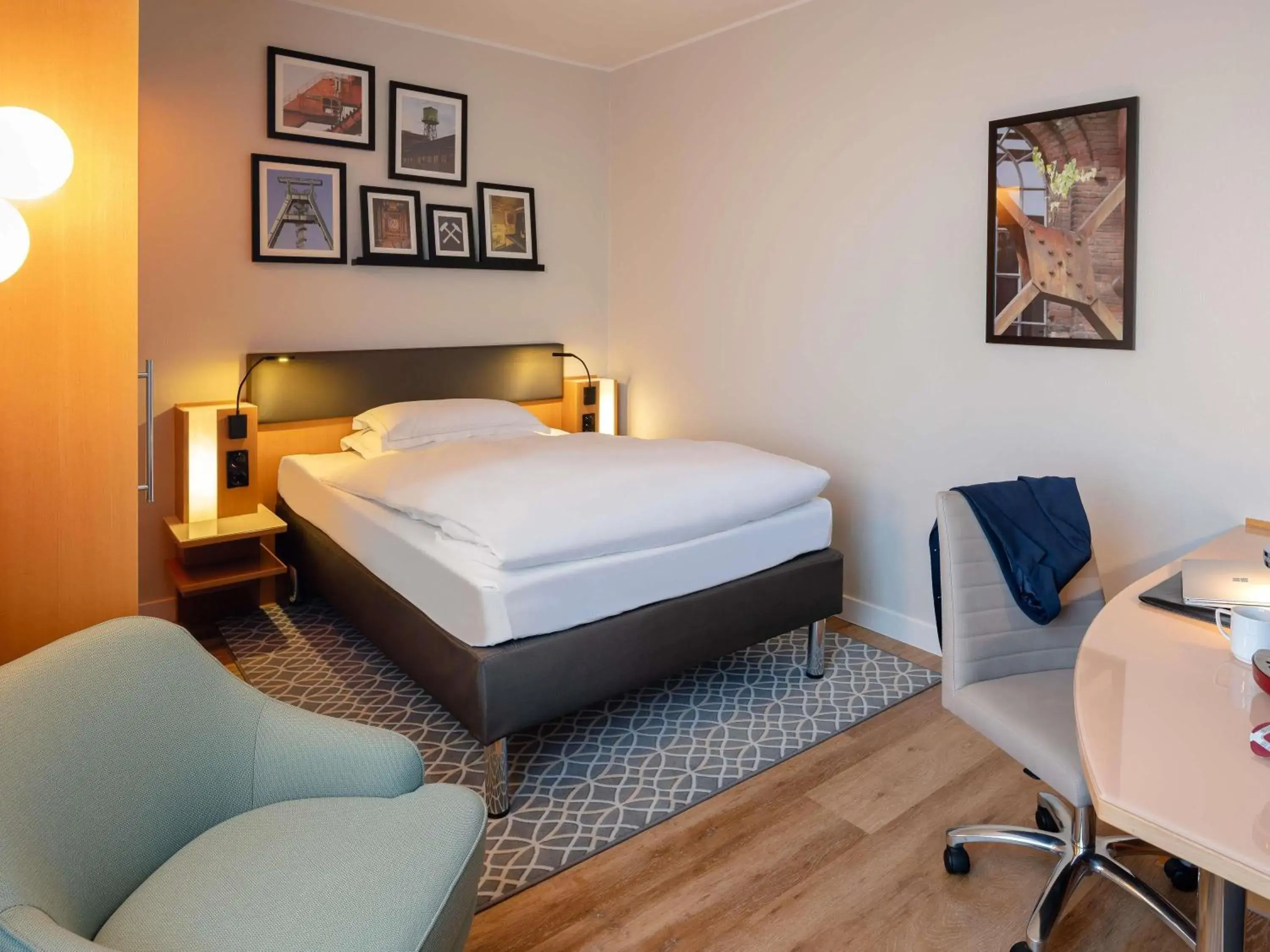 Bedroom, Bed in Mercure Hotel Bochum City Bedroom, Bed in Mercure Hotel Bochum City