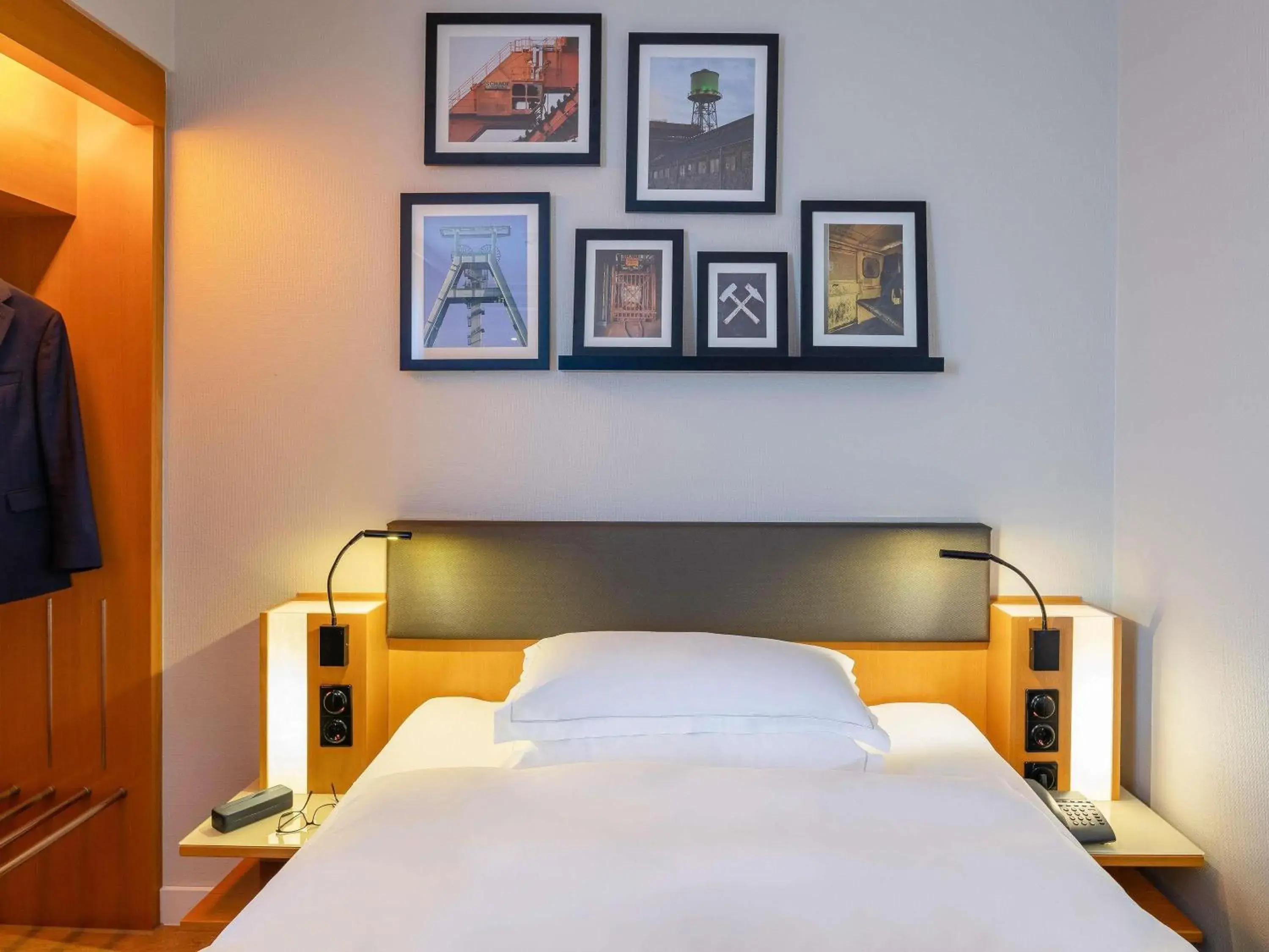 Bedroom, Bed in Mercure Hotel Bochum City Bedroom, Bed in Mercure Hotel Bochum City