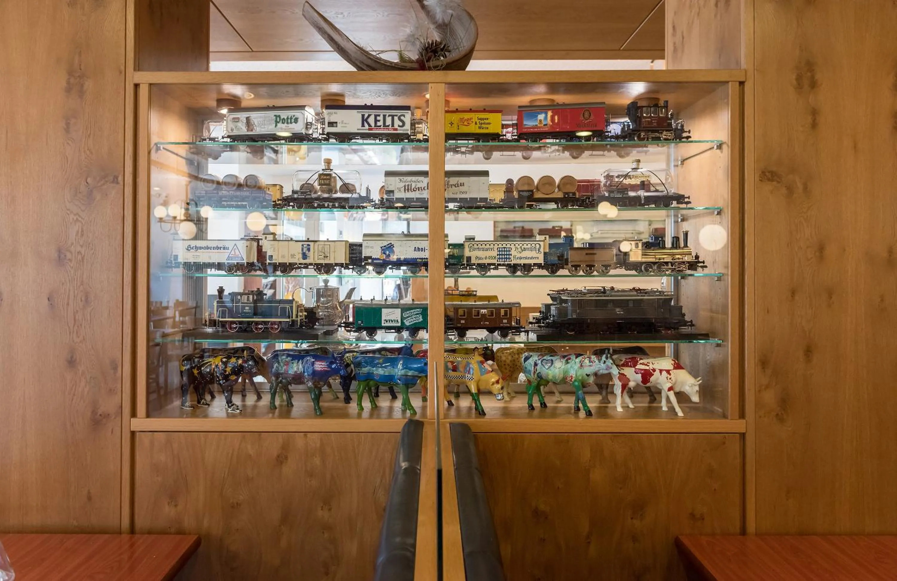 Communal lounge/ TV room in Hotel Conti Am Hauptbahnhof