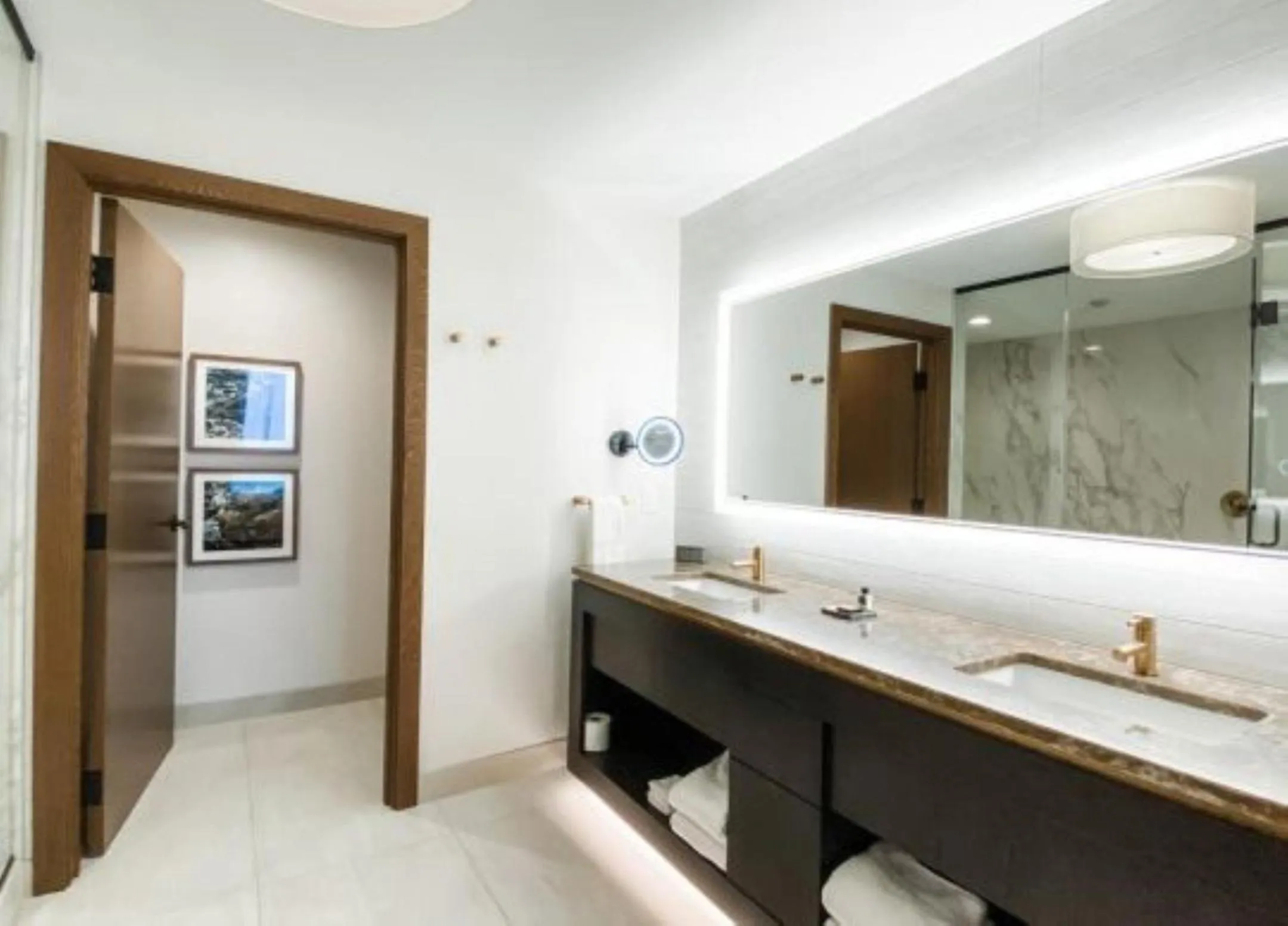 Photo of the whole room in Omni Viking Lakes