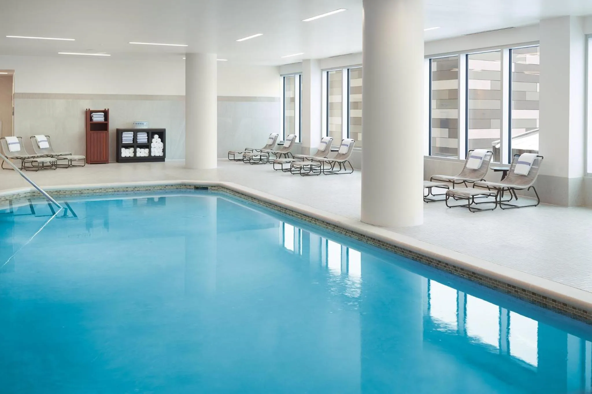 Swimming pool in Omni Viking Lakes