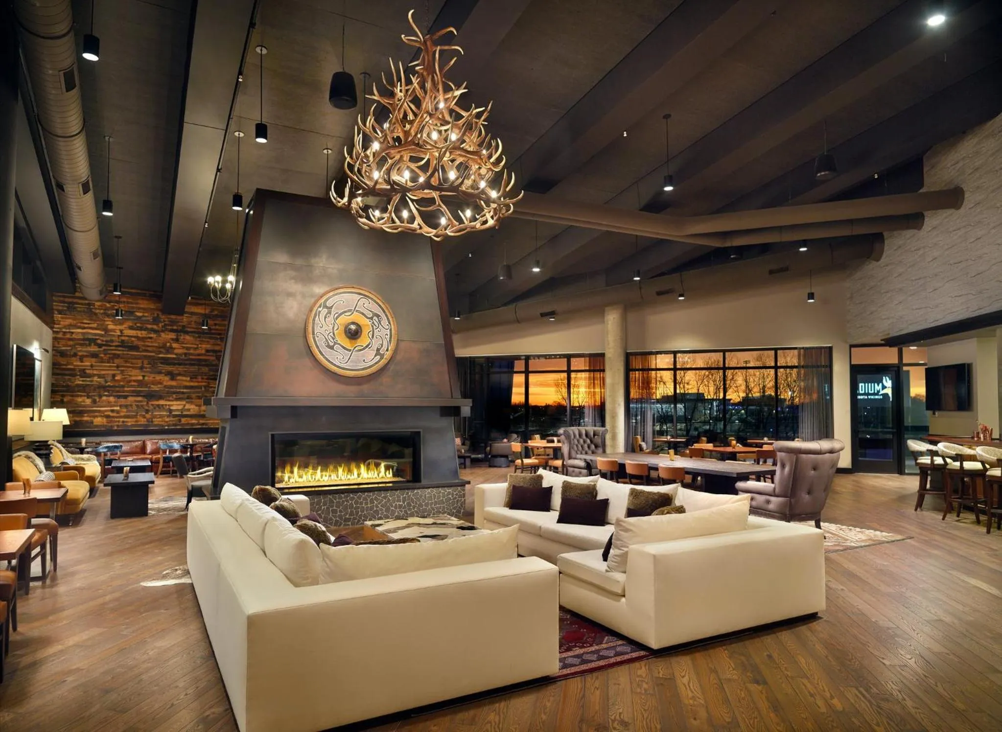 Restaurant/places to eat in Omni Viking Lakes