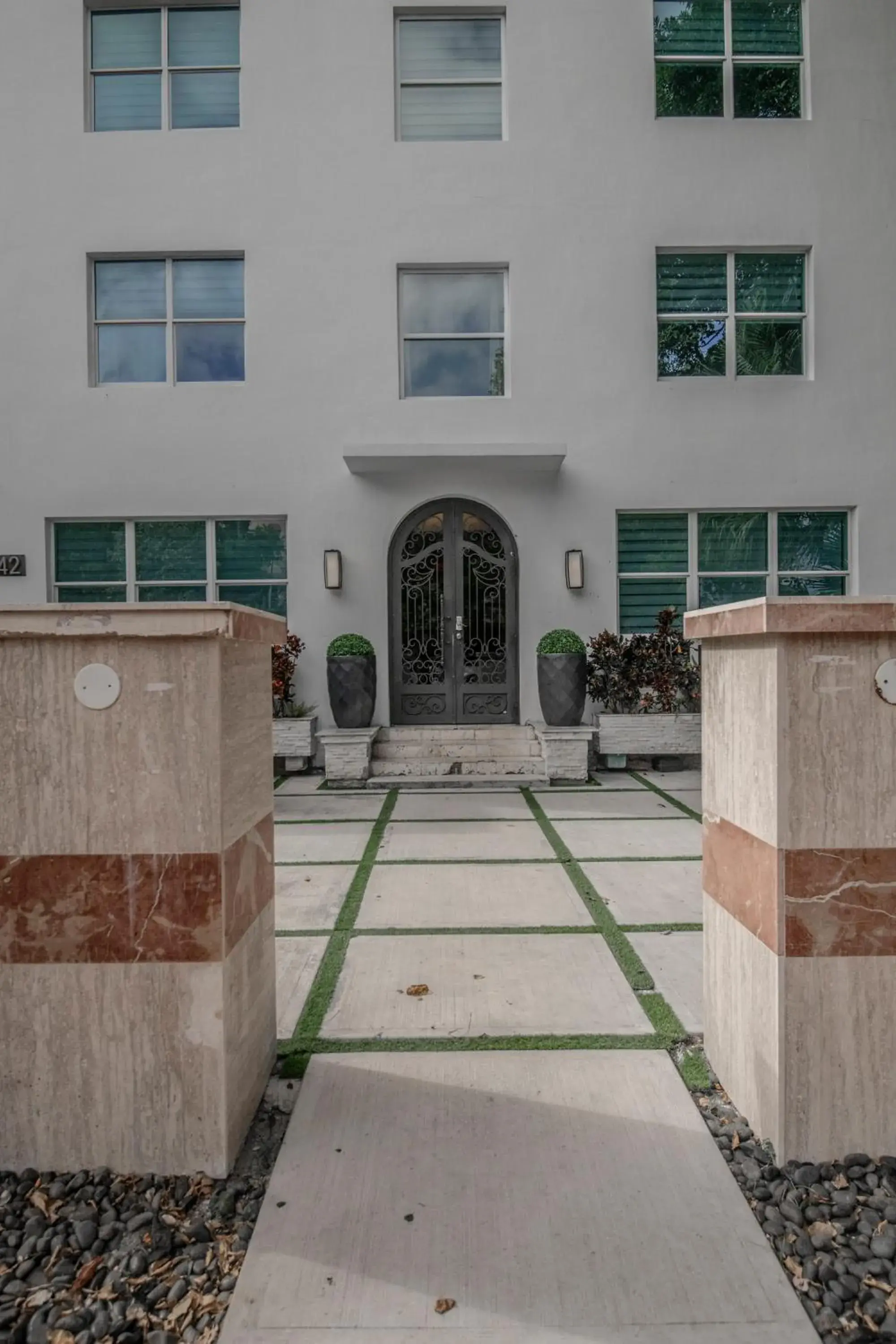 Property building in Renzzi On The Beach Property building in Renzzi On The Beach