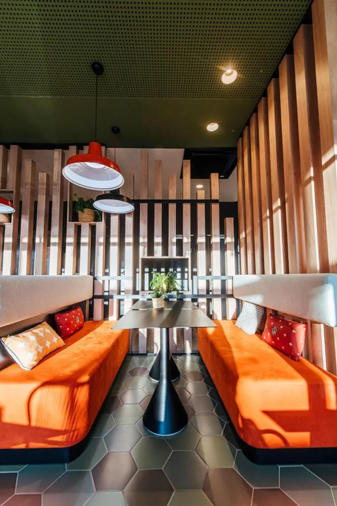 Seating area in Ibis Styles Rouen Centre Rive Gauche